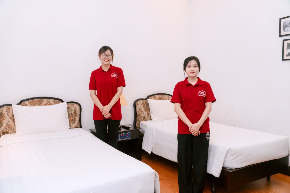 sinh viên K15 ngành quản trị khách sạn Trường Cao đẳng Bách Khoa thi kết thúc môn tại khách sạn Hòa Bình