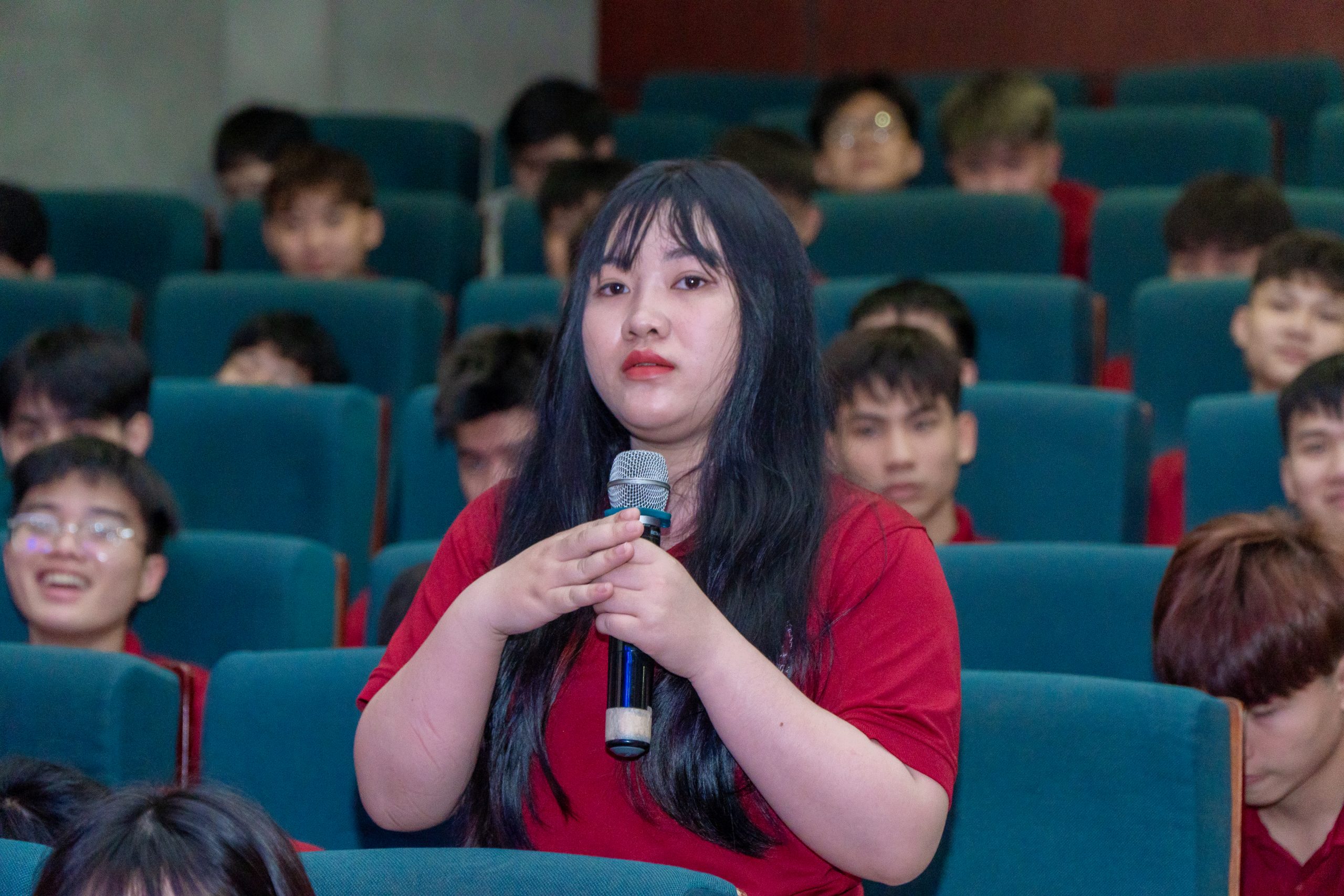 Sinh viên bày tỏ những băn khoăn về ngành học cùng các thầy cô và chuyên gia