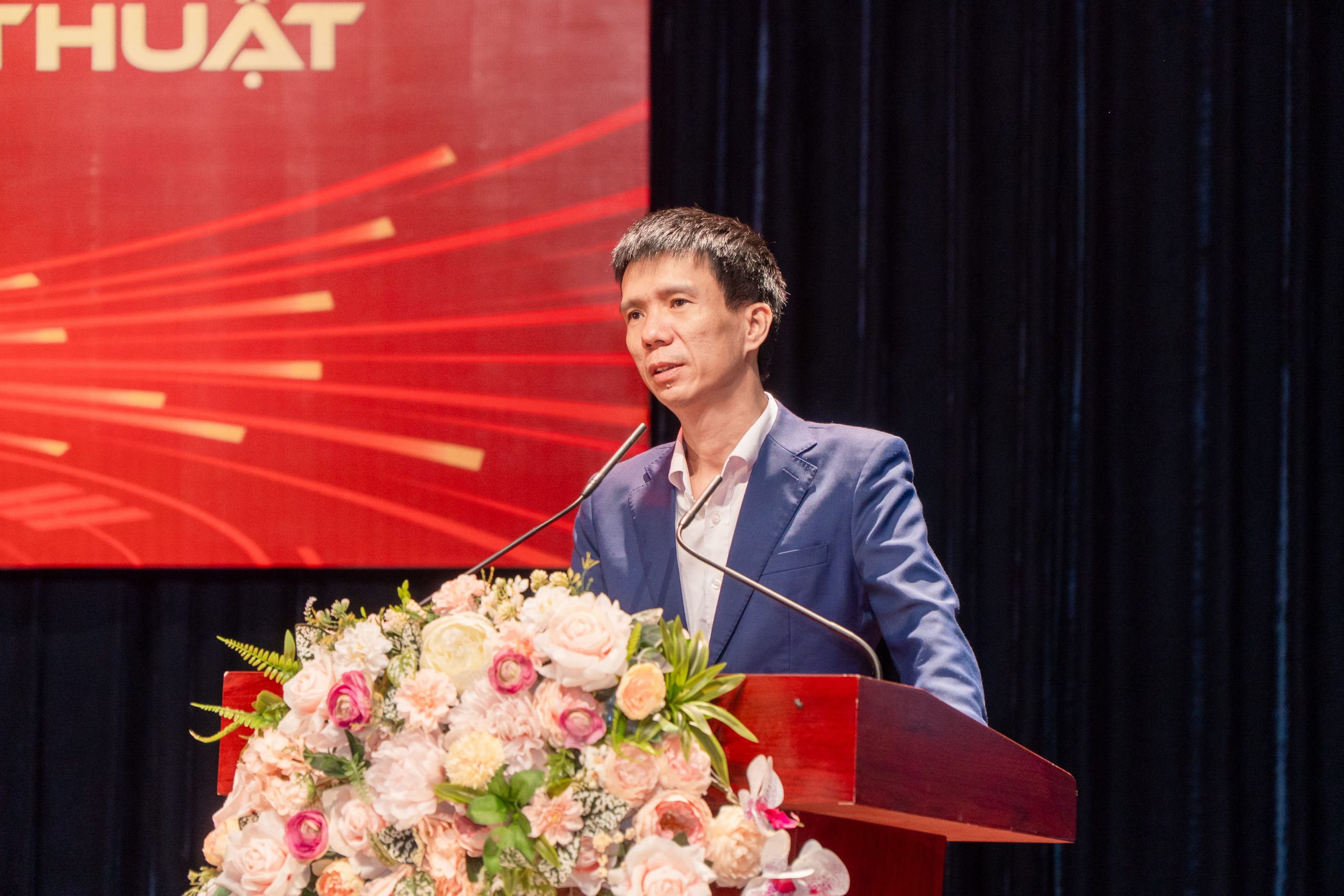 Thầy Nguyễn Văn Trường phát biểu trước khi bắt đầu sự kiện