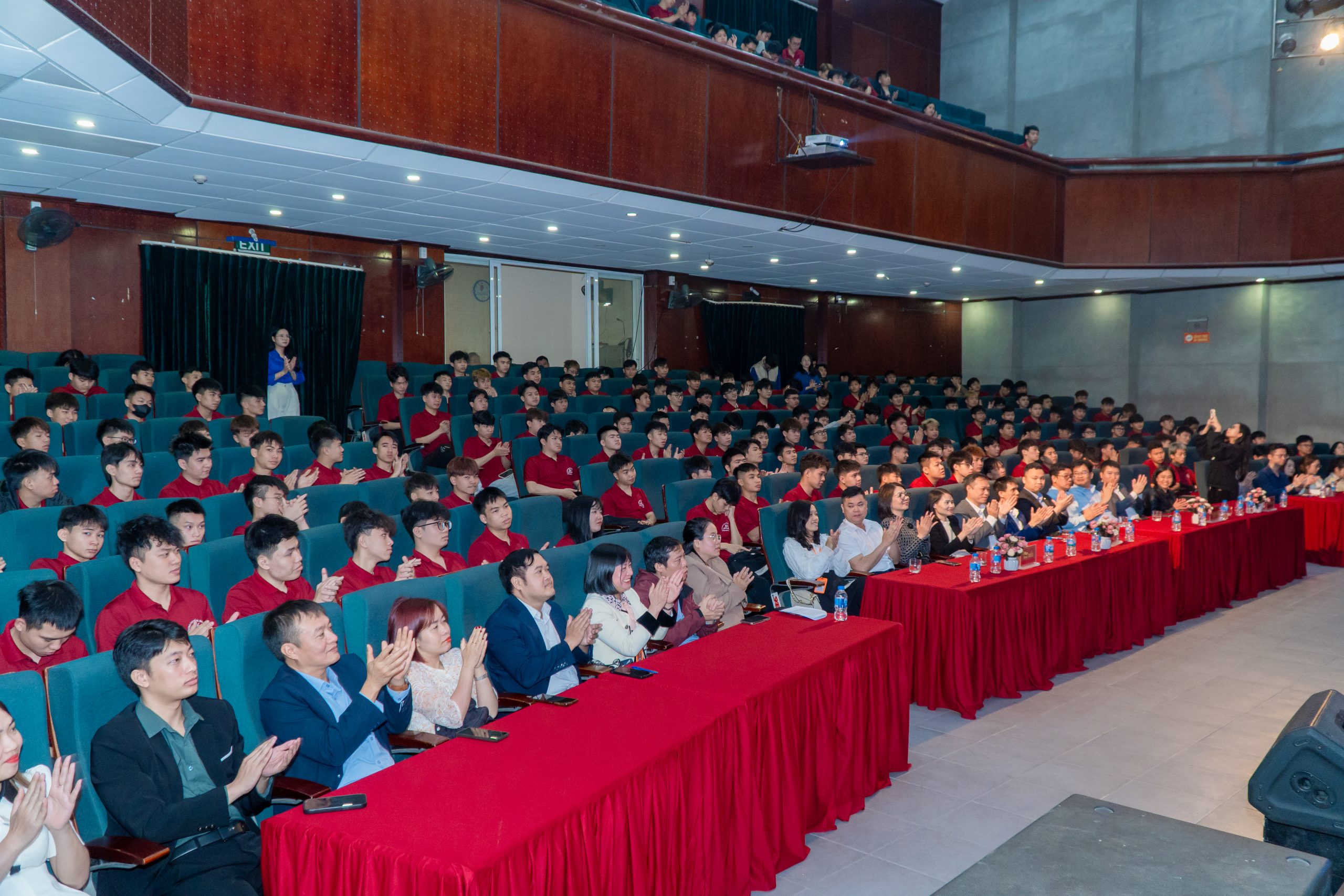 Giảng viên nhà trường, khách mời và toàn thể sinh viên ngành Công nghệ kỹ thuật Điện - Điện tử tham gia Talkshow