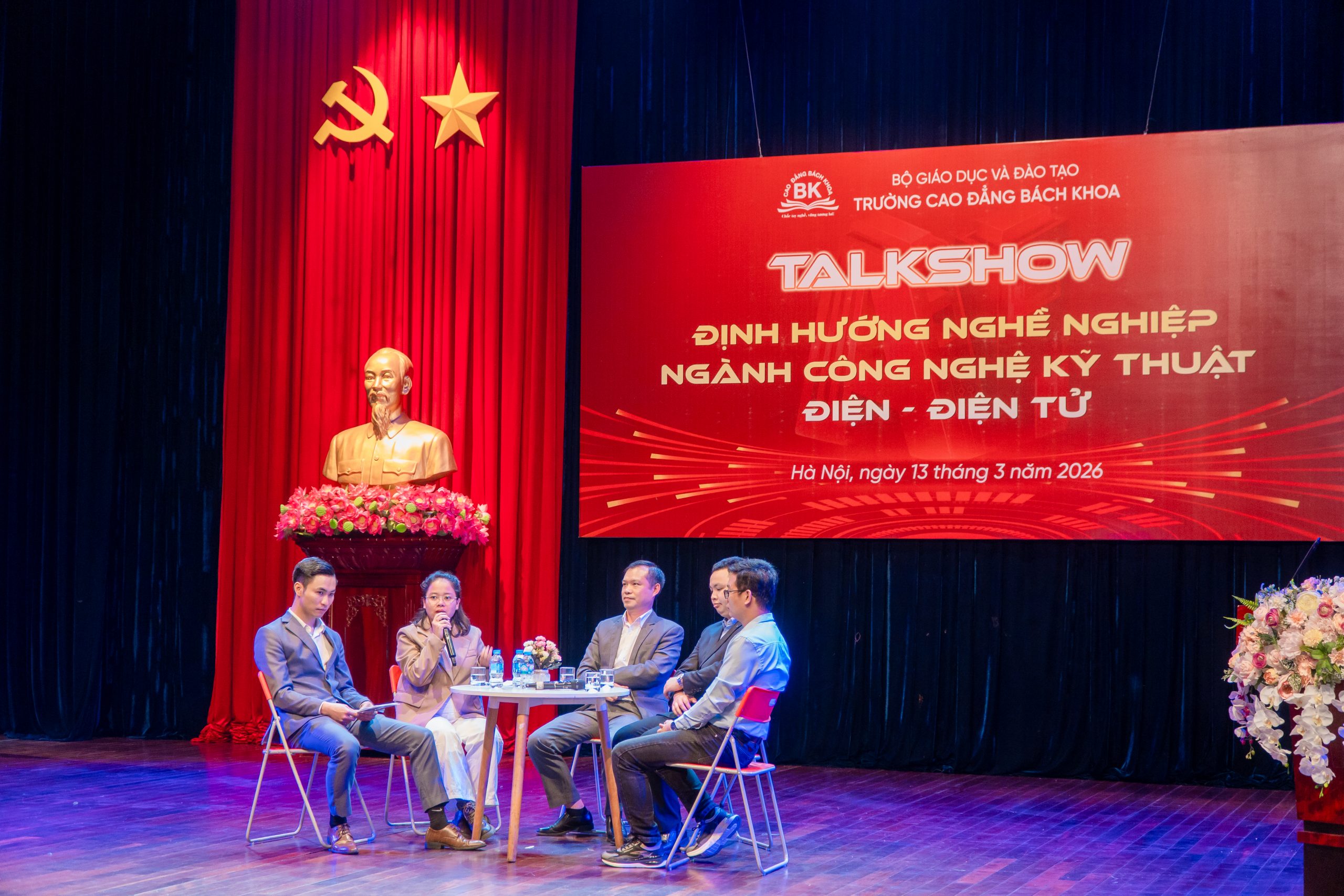 Các chuyên gia cùng sinh viên giải đáp những thắc mắc về nghề nghiệp