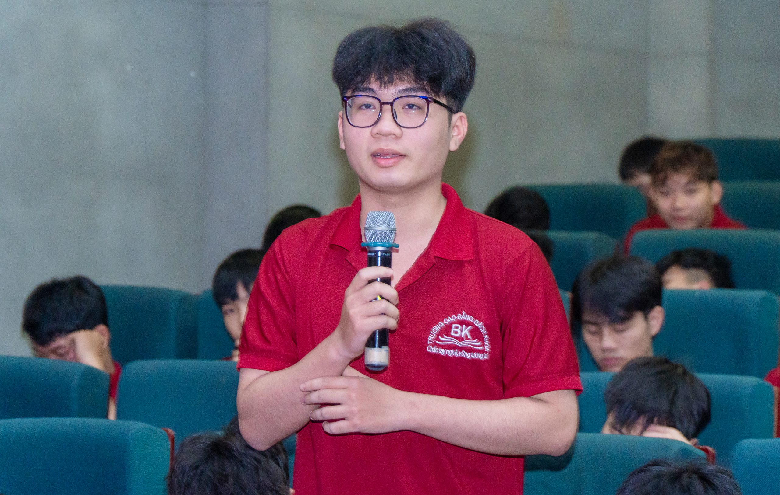 Sinh viên trực tiếp chia sẻ cùng các thầy cô và đại diện doanh nghiệp
