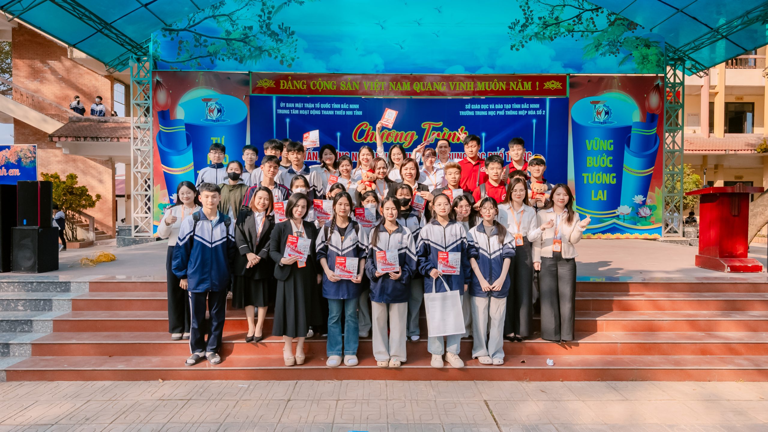 Thầy cô và các bạn học sinh chụp ảnh kỷ niệm tại ngày hội