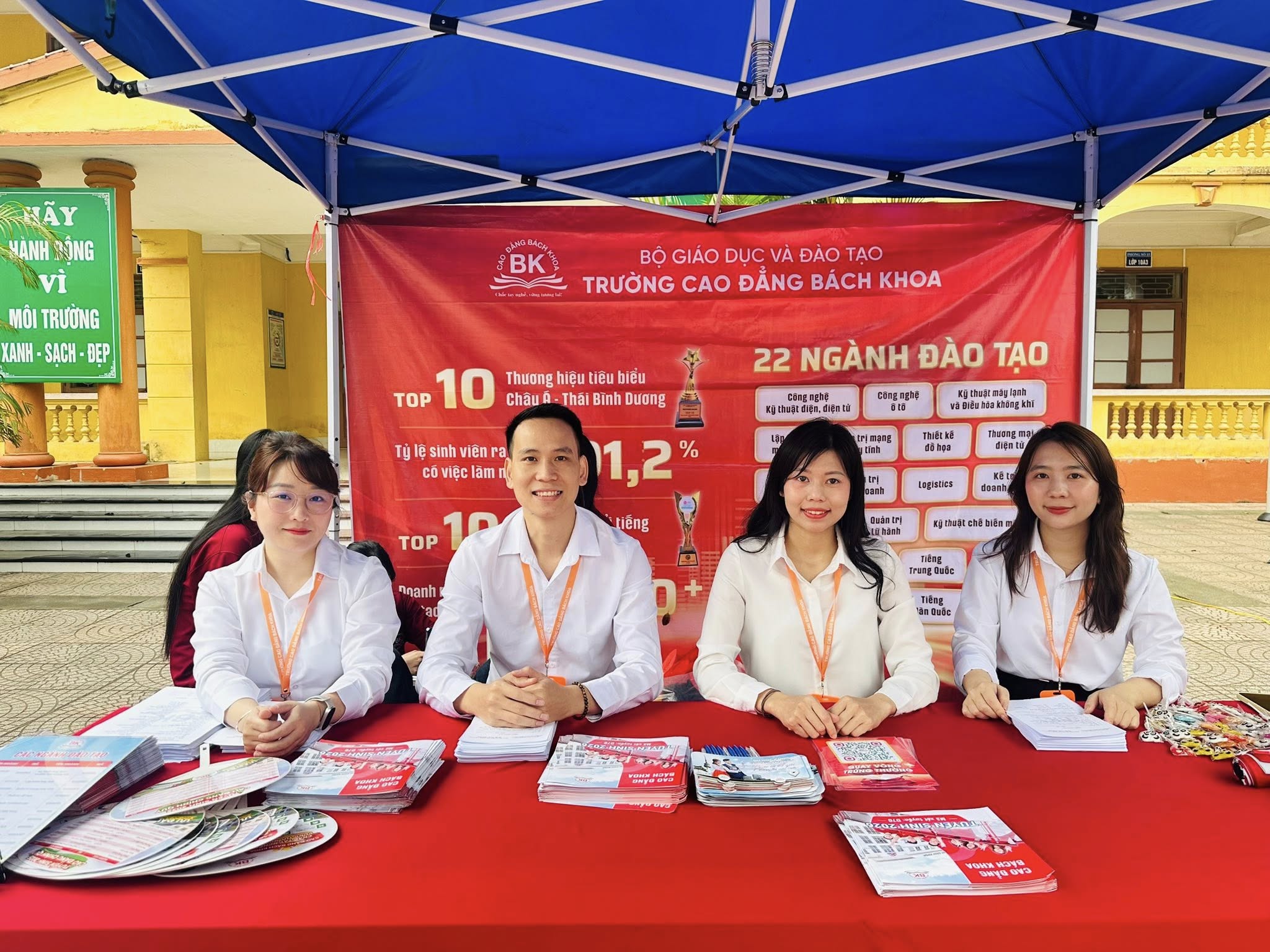 Đội ngũ tư vấn giàu chuyên môn luôn sẵn sàng đồng hành và hỗ trợ sinh viên