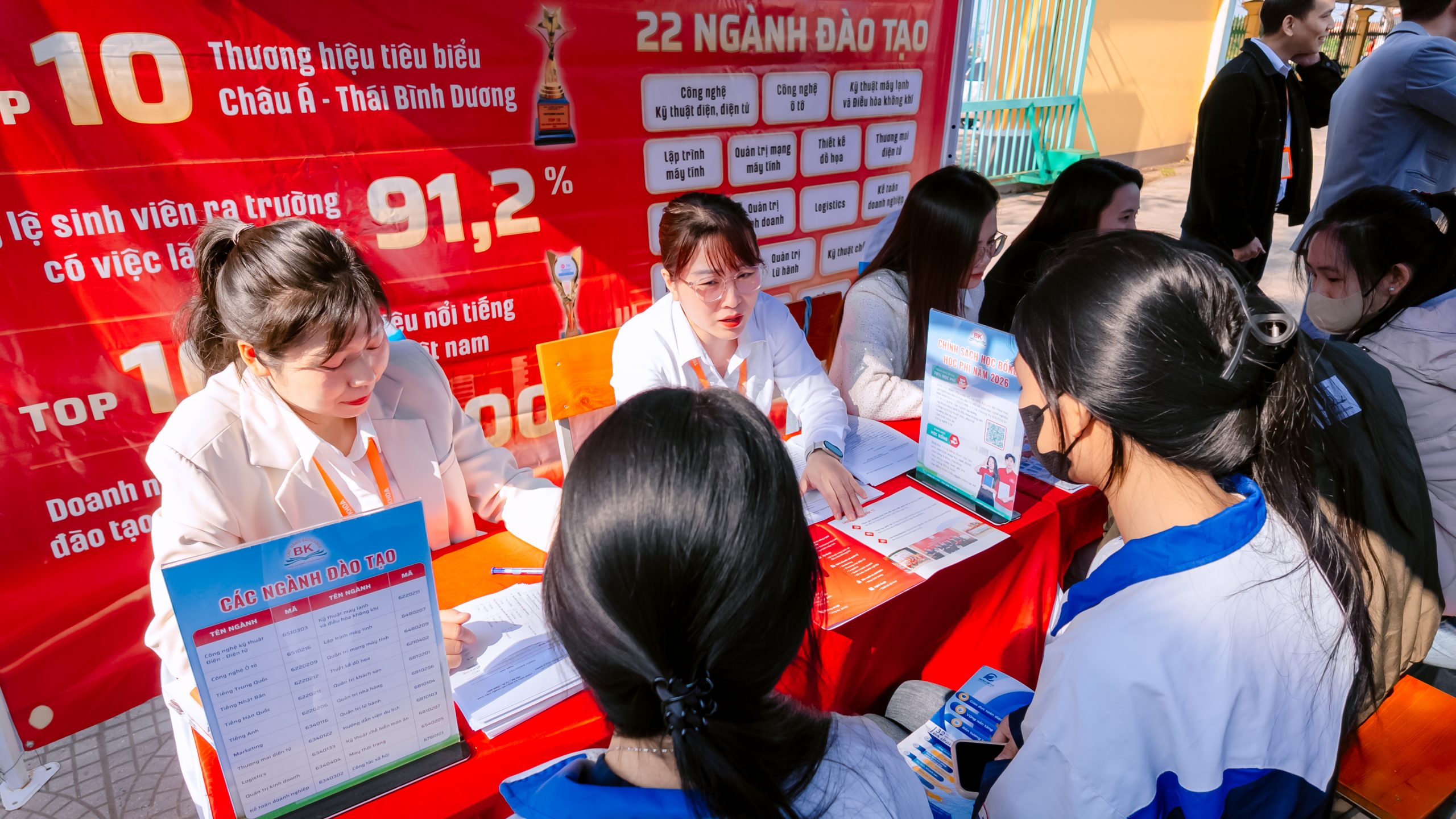 Thầy cô tận tâm tư vấn, giải đáp cùng các em học sinh trong ngày hội tư vấn tuyển sinh