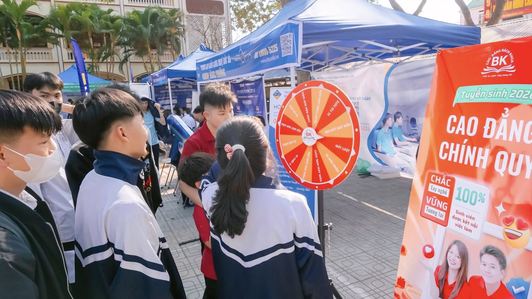 Học sinh hào hứng trải nghiệm các trò chơi tại gian hàng Cao đẳng Bách Khoa