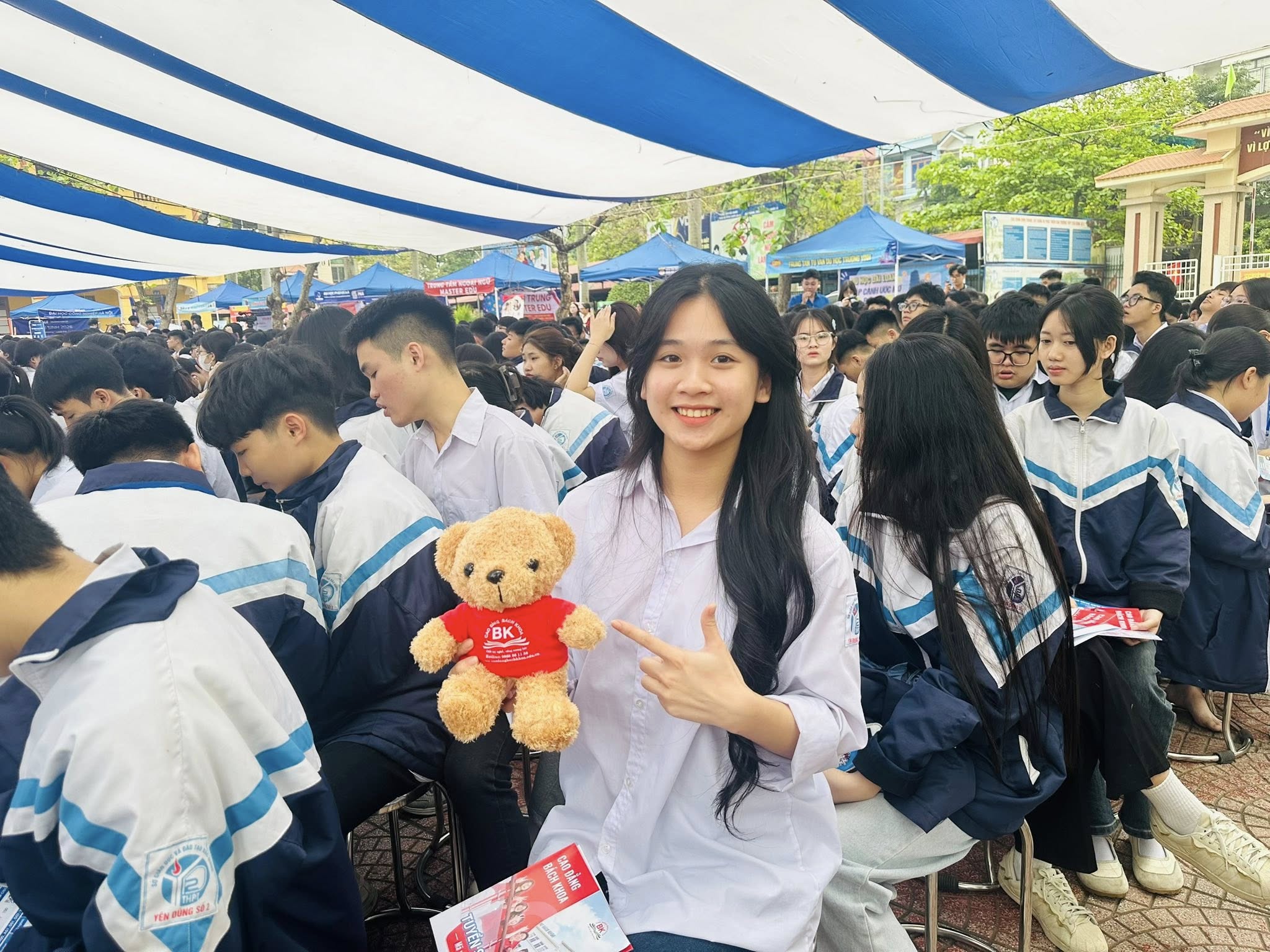 Sinh viên hào hứng check-in cùng những món quà nhận được