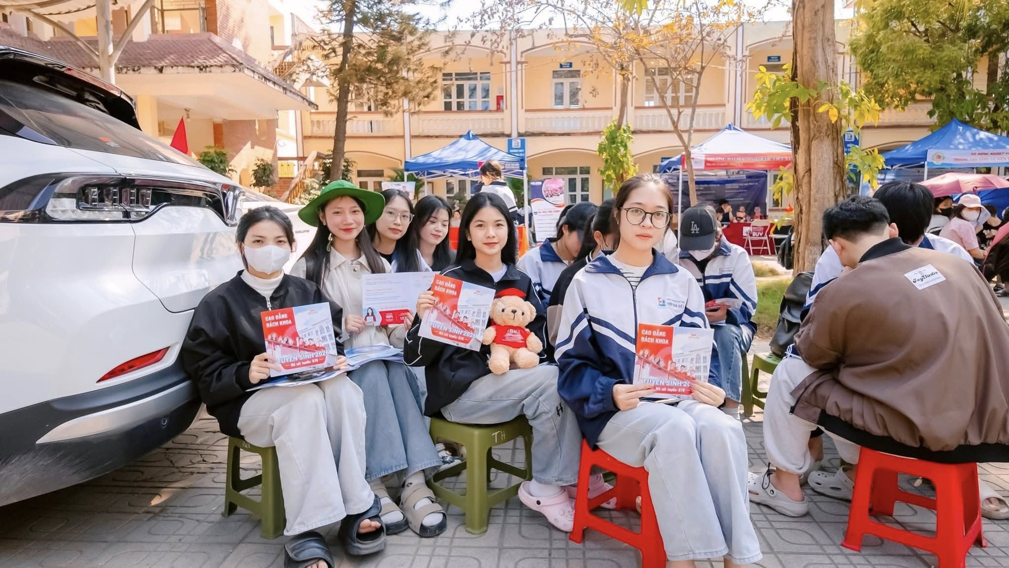 Sinh viên lưu lại khoảnh khắc tại ngày hội tuyển sinh