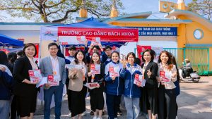 Thầy cô và sinh viên cùng check-in tại gian hàng Cao đẳng Bách Khoa