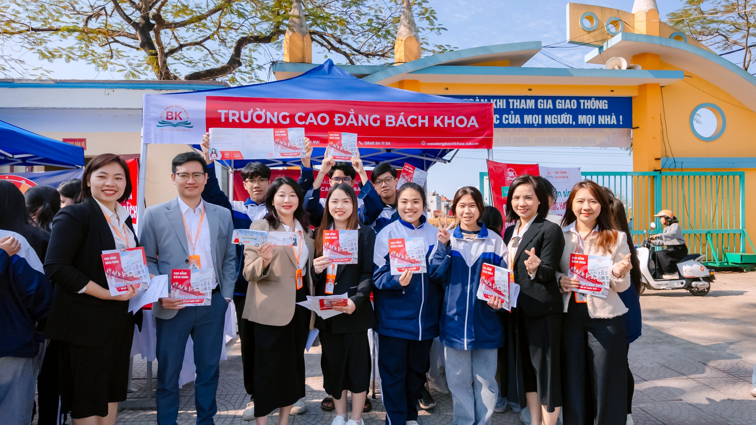 Thầy cô và sinh viên cùng check-in tại gian hàng Cao đẳng Bách Khoa