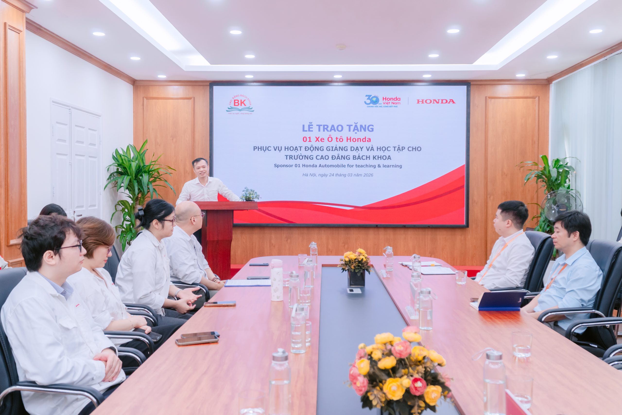 Lễ trao tặng 01 Xe Ô tô Honda phục vụ hoạt động giảng dạy và học tập cho Trường Cao đẳng Bách Khoa