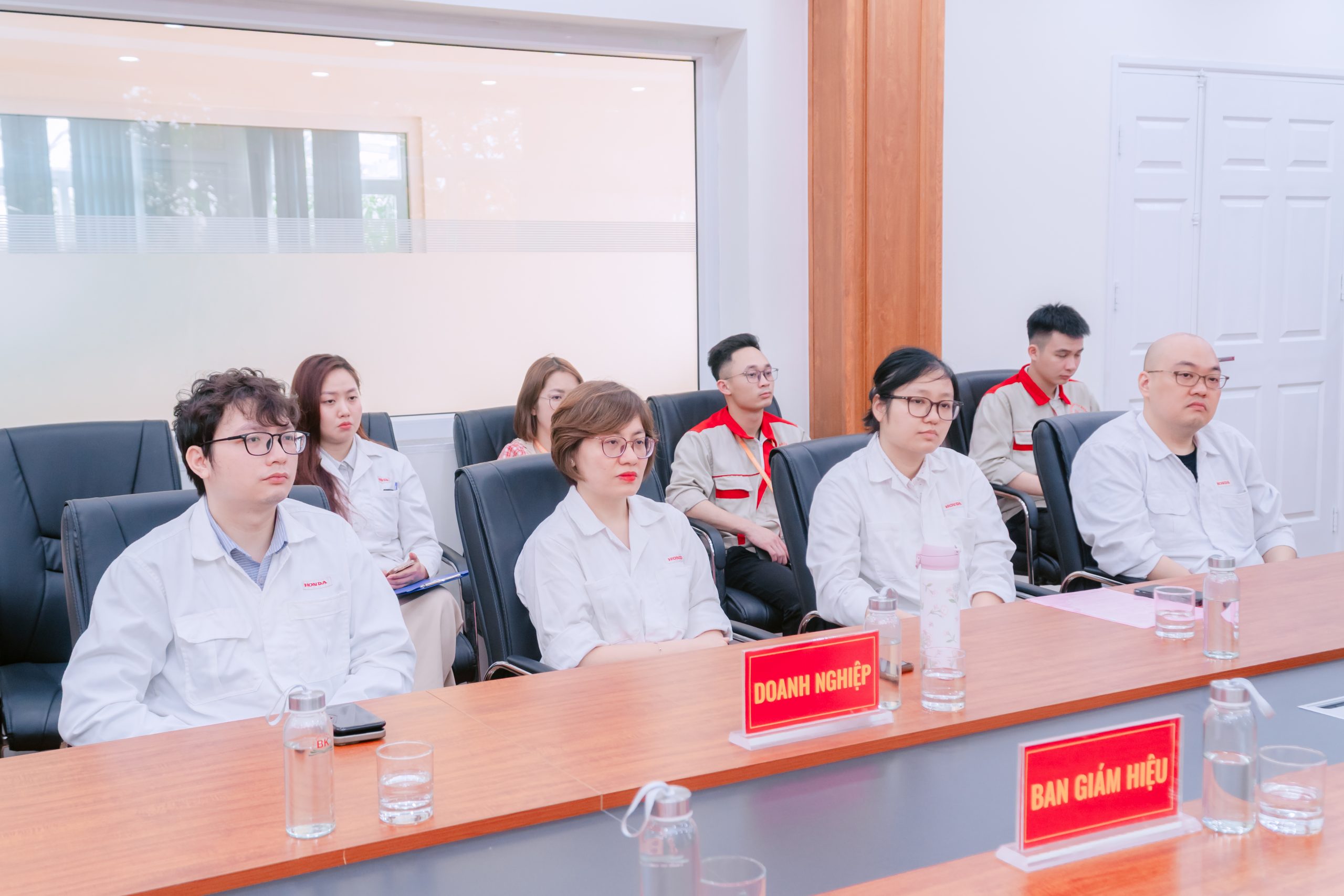 Đại diện Công ty Honda Việt Nam tham dự lễ trao tặng xe ô tô cho nhà trường