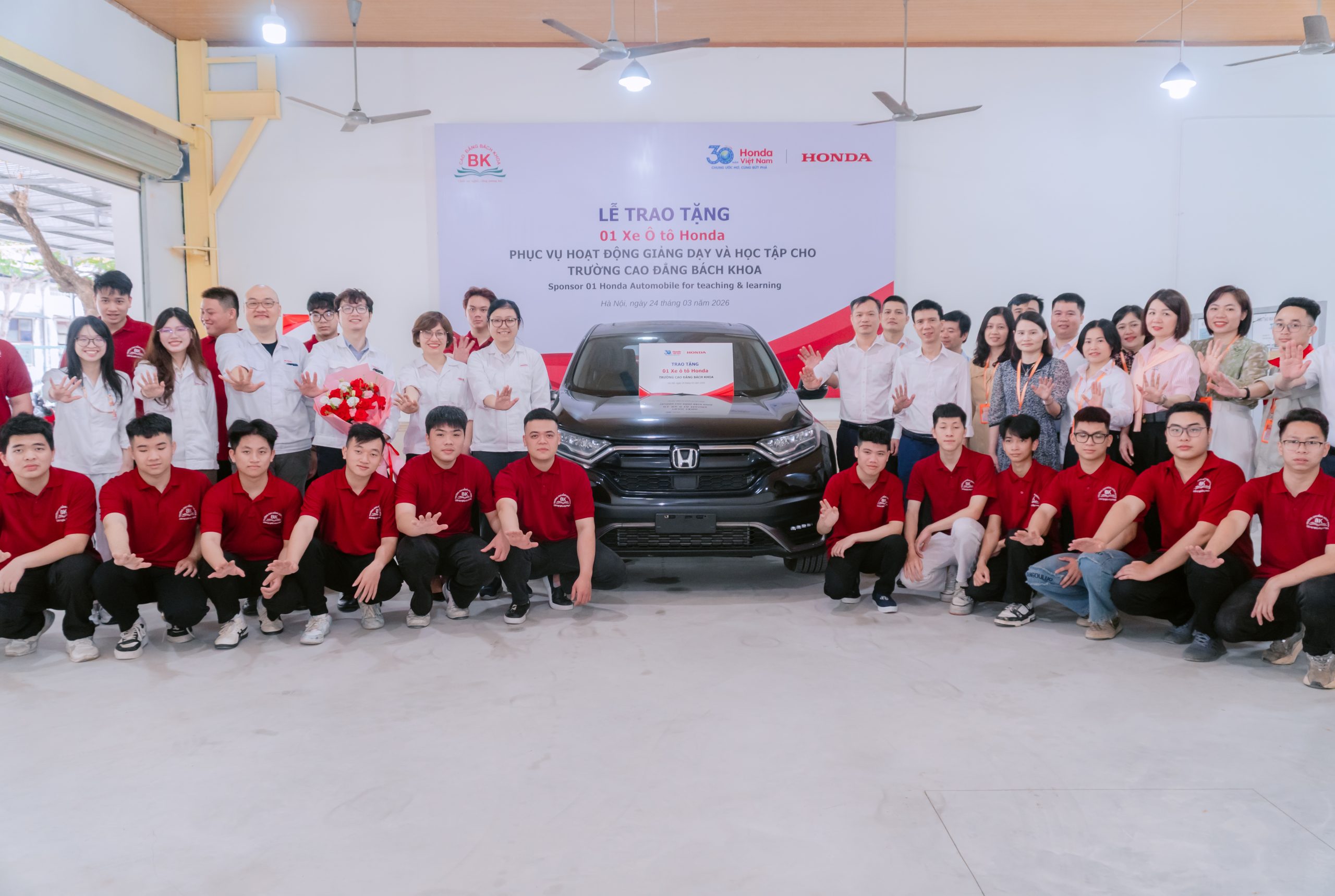 Nhà trường cùng doanh nghiệp và sinh viên chụp ảnh kỷ niệm sau buổi lễ