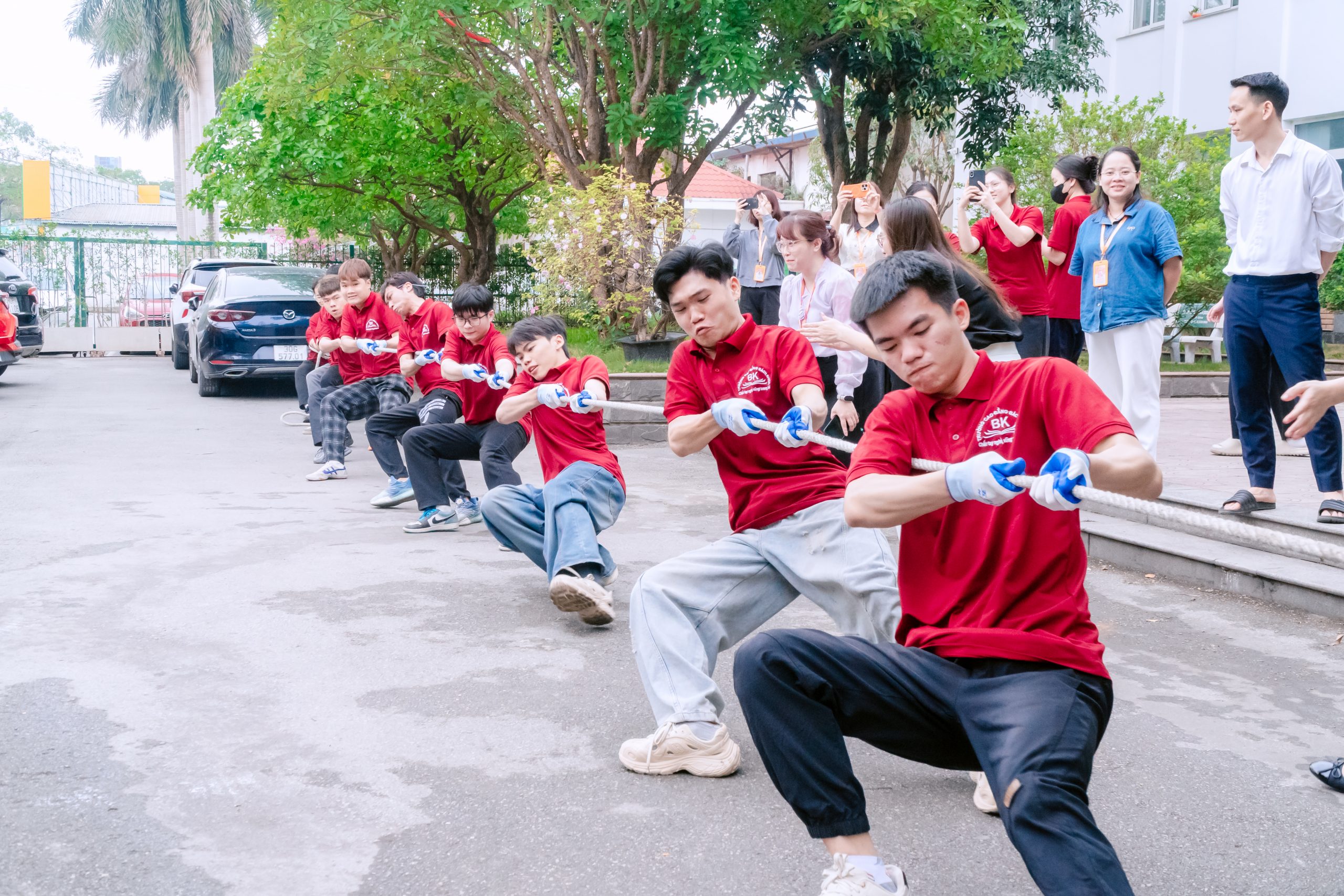 Các đội chơi bước vào cuộc đua với tinh thần quyết liệt