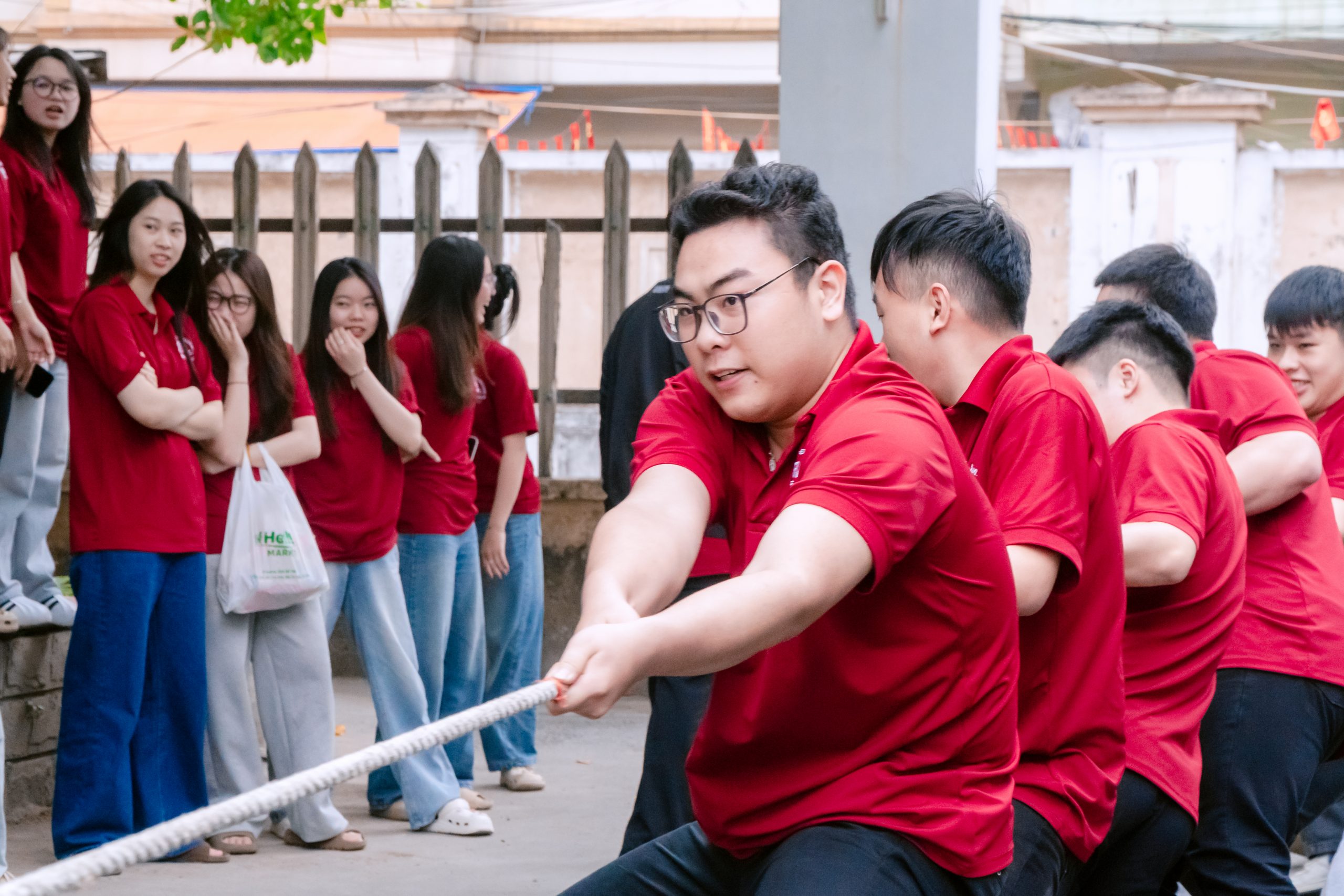 Các đội dốc toàn lực trong từng pha kéo