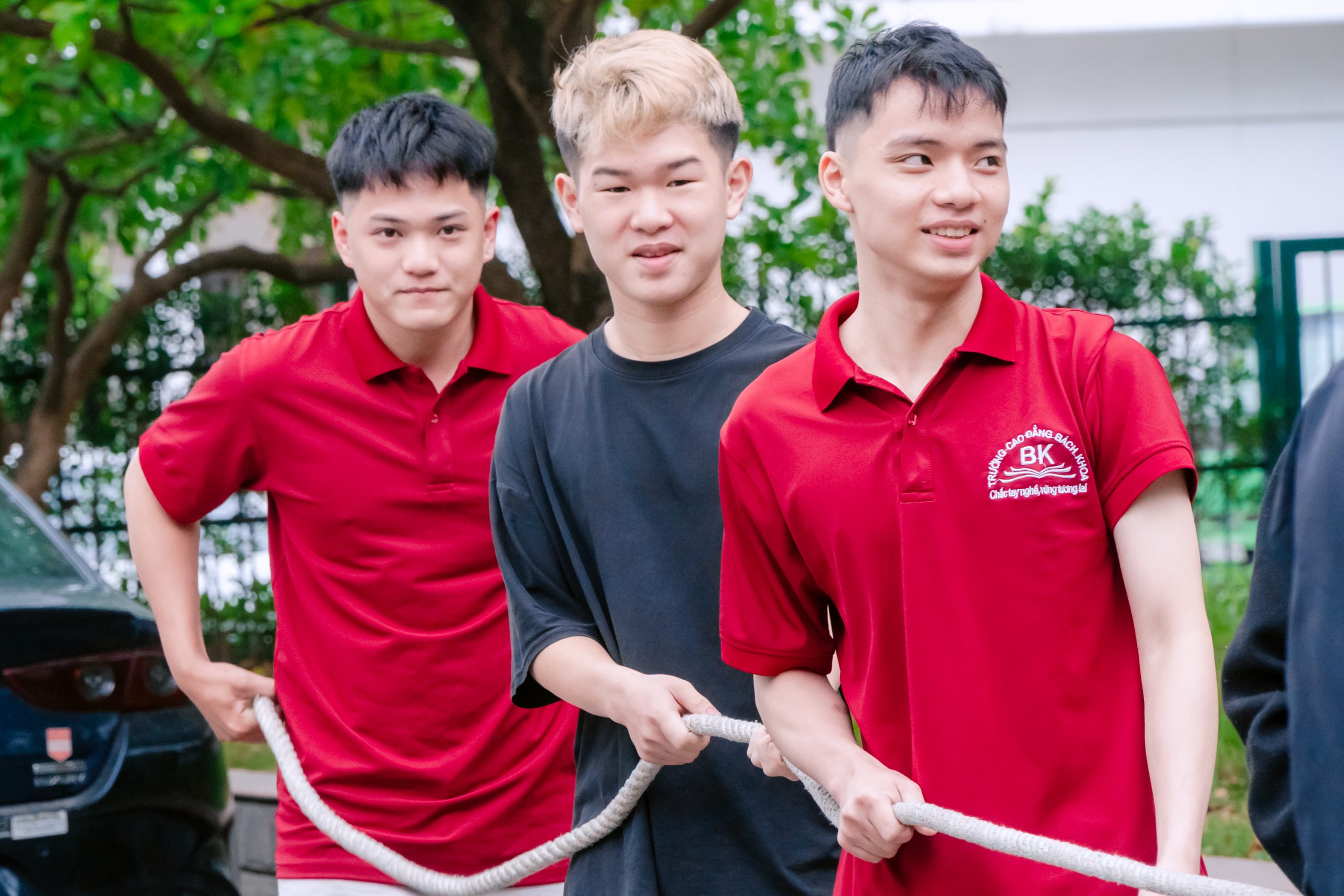 Các bạn sinh viên có những giây phút đồng lòng, phối hợp hết mình cùng nhau