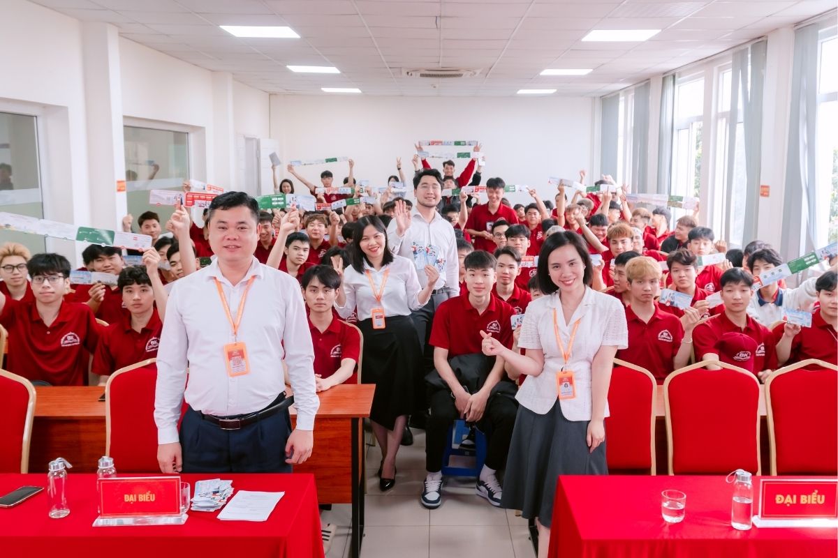 Thầy cô và toàn thể sinh viên chụp ảnh kỷ niệm sau chương trình Thầy cô và toàn thể sinh viên chụp ảnh kỷ niệm sau chương trình