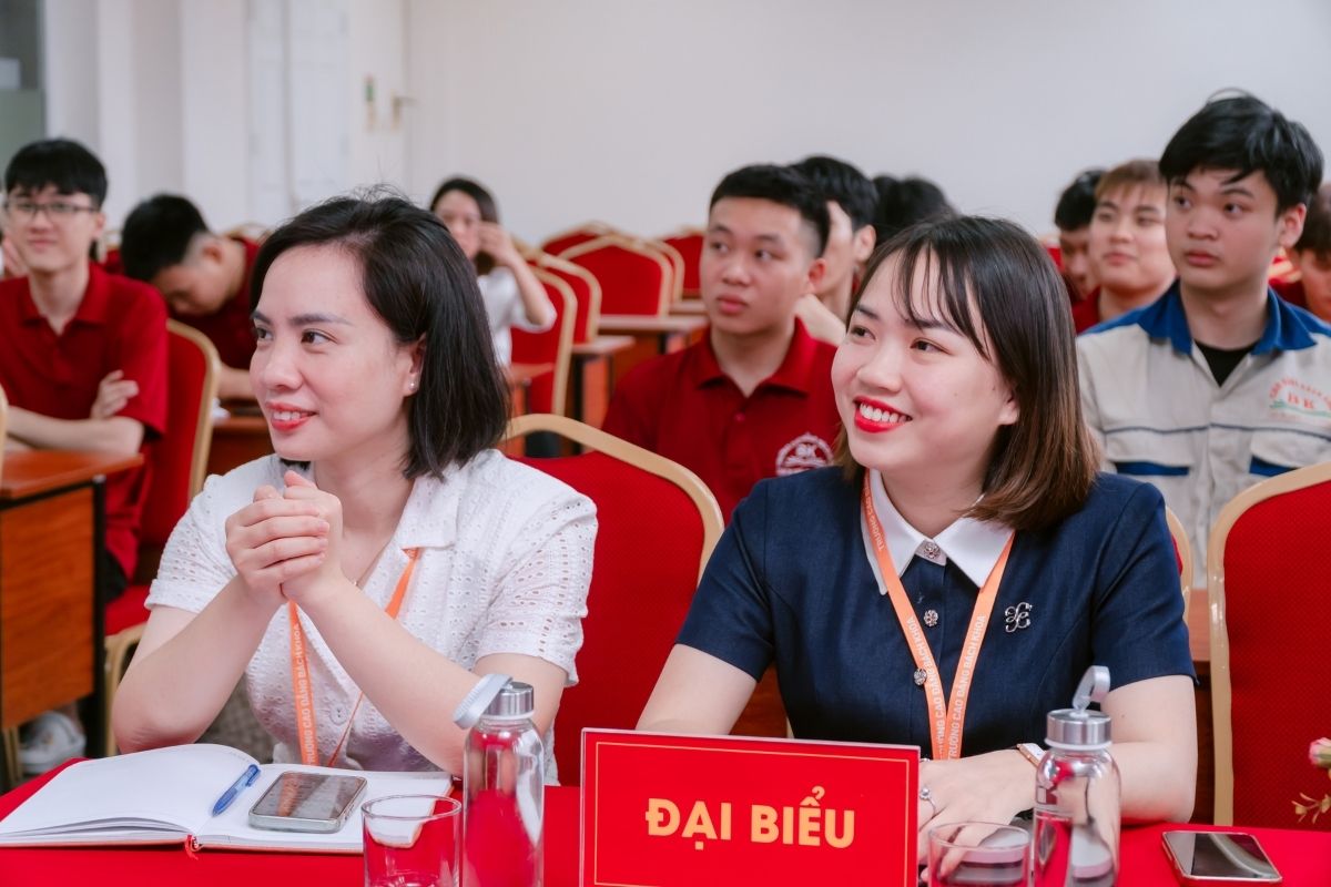 Đại diện thầy, cô các phòng, ban, khoa tham dự buổi hội thảo Đại diện thầy, cô các phòng, ban, khoa tham dự buổi hội thảo