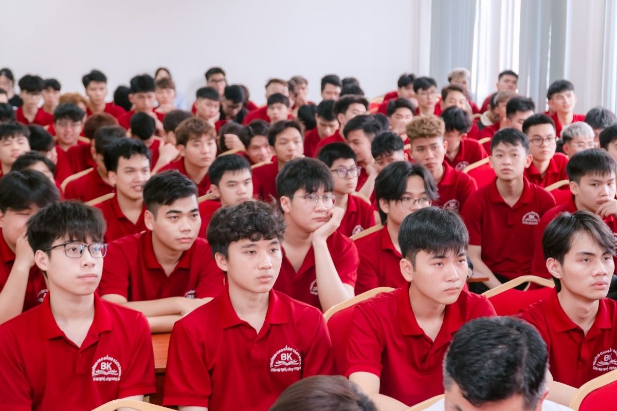 Sinh viên chăm chú lắng nghe nội dung chia sẻ tại hội thảo Sinh viên chăm chú lắng nghe nội dung chia sẻ tại hội thảo