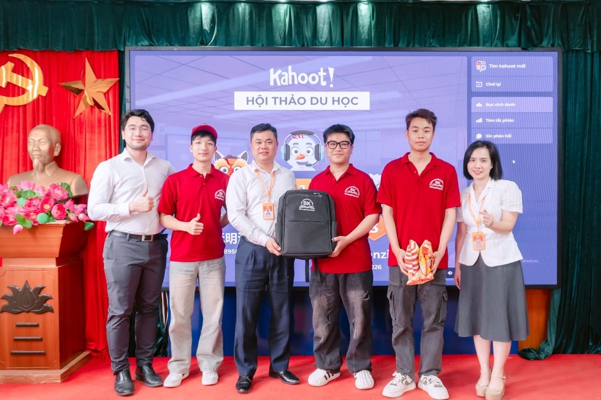 Sinh viên nhận quà từ giảng viên trong phần giao lưu Sinh viên nhận quà từ giảng viên trong phần giao lưu