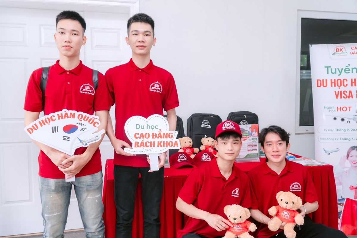 Sinh viên hào hứng check-in cùng những món quà nhận được Sinh viên hào hứng check-in cùng những món quà nhận được