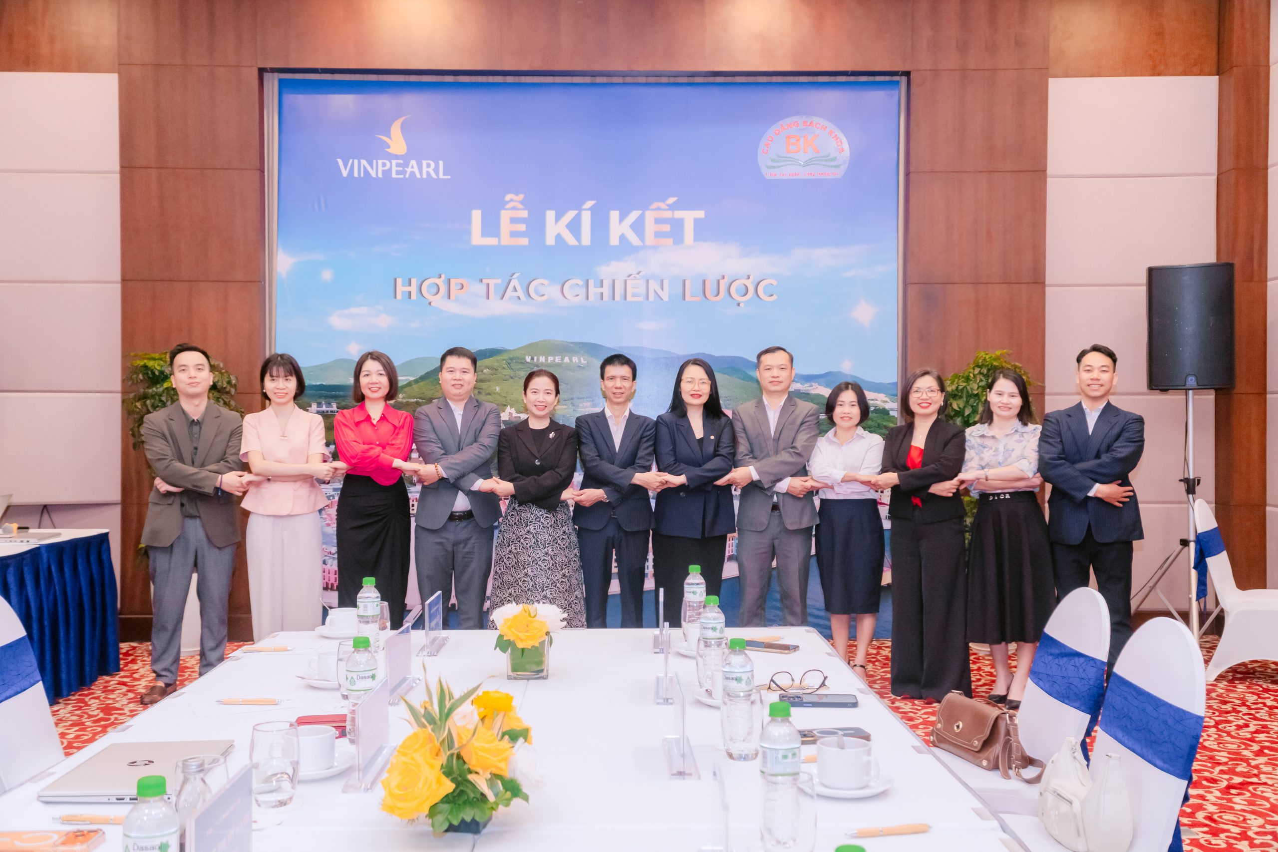 Đại diện Trường Cao đẳng Bách Khoa và Công ty Cổ phần Vinpearl chụp ảnh lưu niệm Đại diện Trường Cao đẳng Bách Khoa và Công ty Cổ phần Vinpearl chụp ảnh lưu niệm