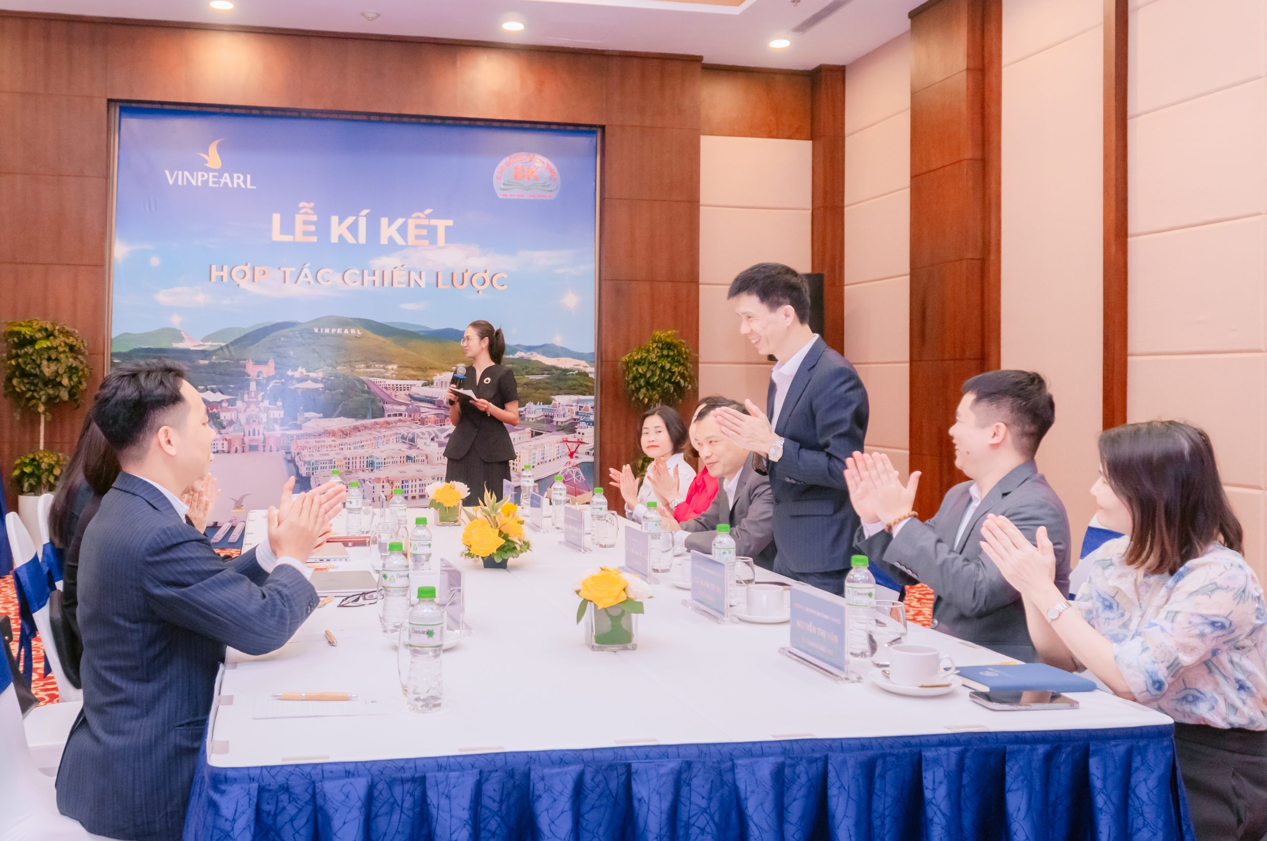 Thầy Nguyễn Văn Trường - Chủ tịch HĐQT - Đại diện nhà trường phát biểu tại buổi lễ Thầy Nguyễn Văn Trường - Chủ tịch HĐQT - Đại diện nhà trường phát biểu tại buổi lễ