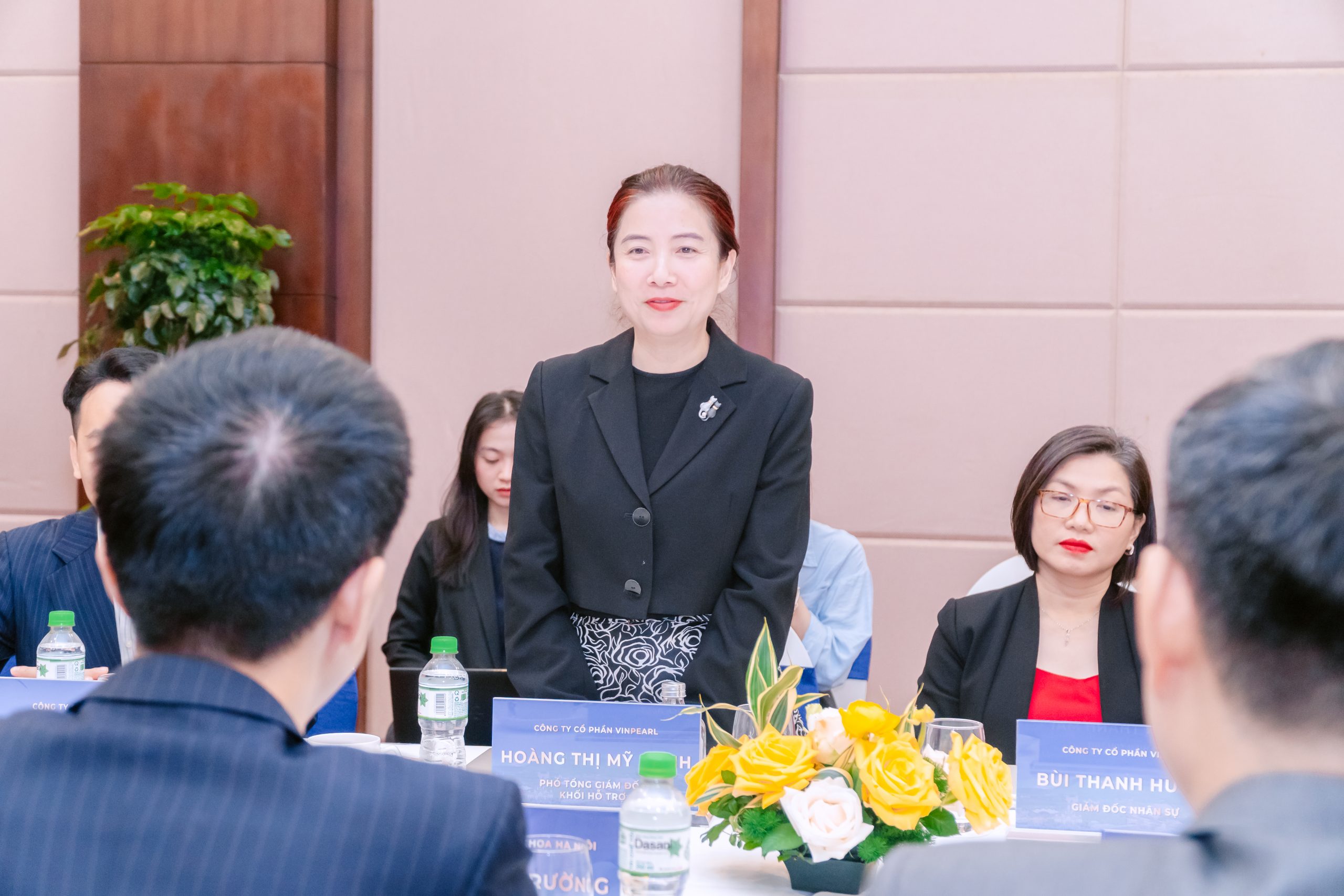 Chị Hoàng Thị Mỹ Hạnh - P.TGĐ Khối Hỗ trợ - Đại diện phía doanh nghiệp phát biểu tại buổi lễ Chị Hoàng Thị Mỹ Hạnh - P.TGĐ Khối Hỗ trợ - Đại diện phía doanh nghiệp phát biểu tại buổi lễ