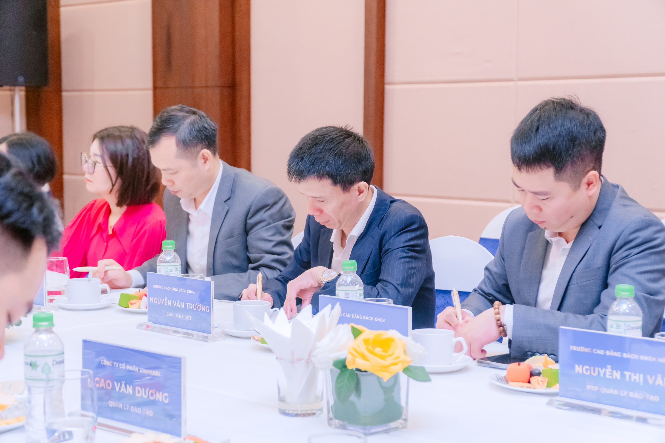 Buổi làm việc diễn ra trong không khí trang trọng Buổi làm việc diễn ra trong không khí trang trọng