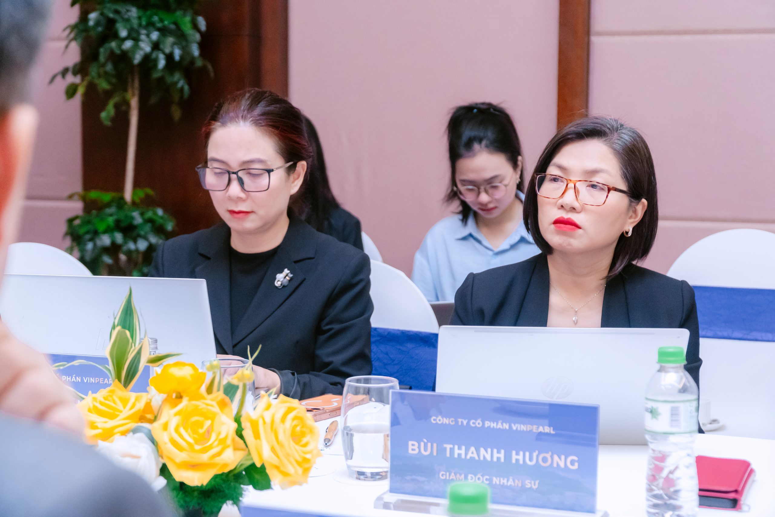 Đại diện Công ty cổ phần Vinpearl nghiêm túc thảo luận, trao đổi để đi đến sự thống nhất Đại diện Công ty cổ phần Vinpearl nghiêm túc thảo luận, trao đổi để đi đến sự thống nhất