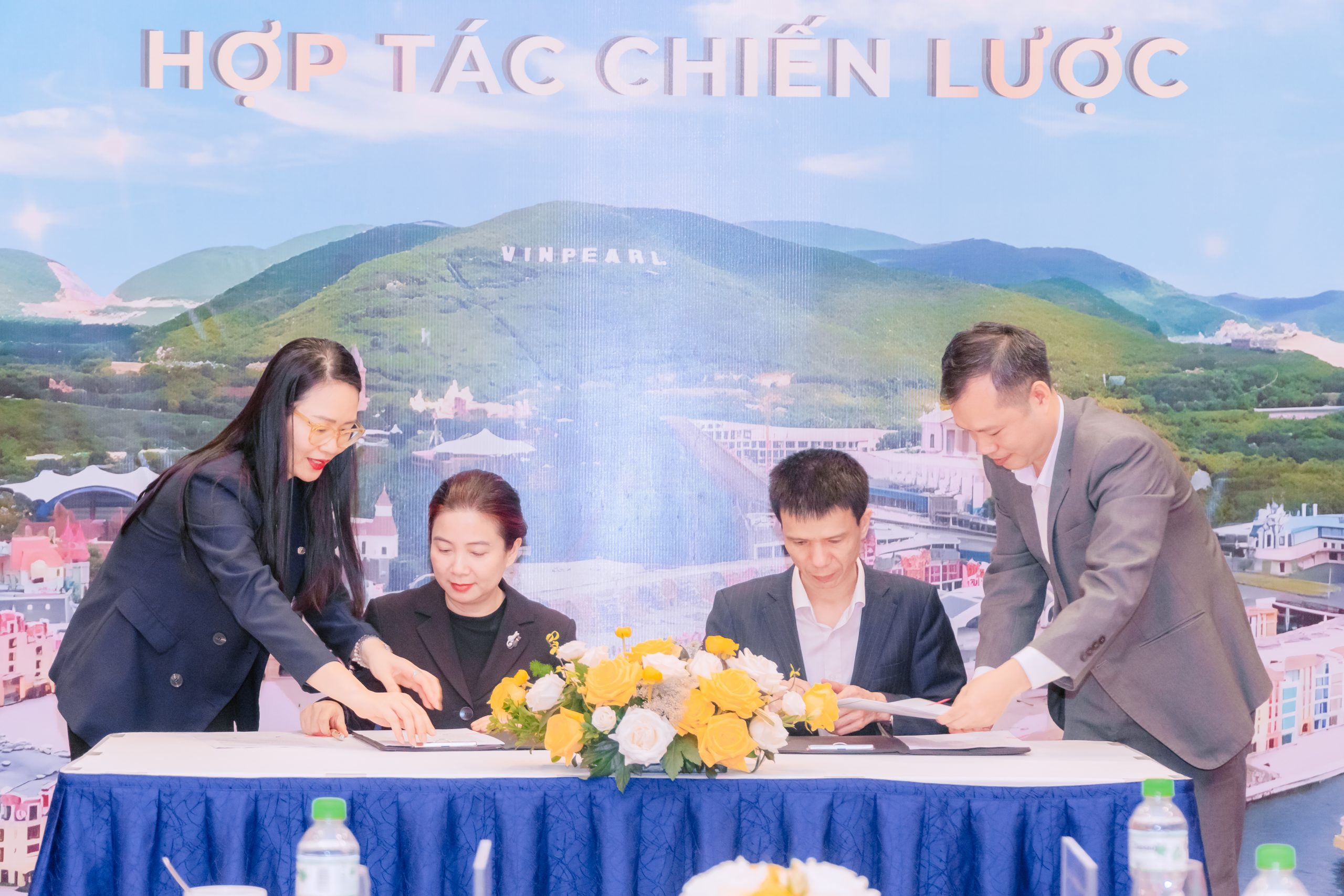 Đại diện trường Cao đẳng Bách khoa và Công ty Cổ phần Vinpearl ký kết hợp tác Đại diện trường Cao đẳng Bách khoa và Công ty Cổ phần Vinpearl ký kết hợp tác