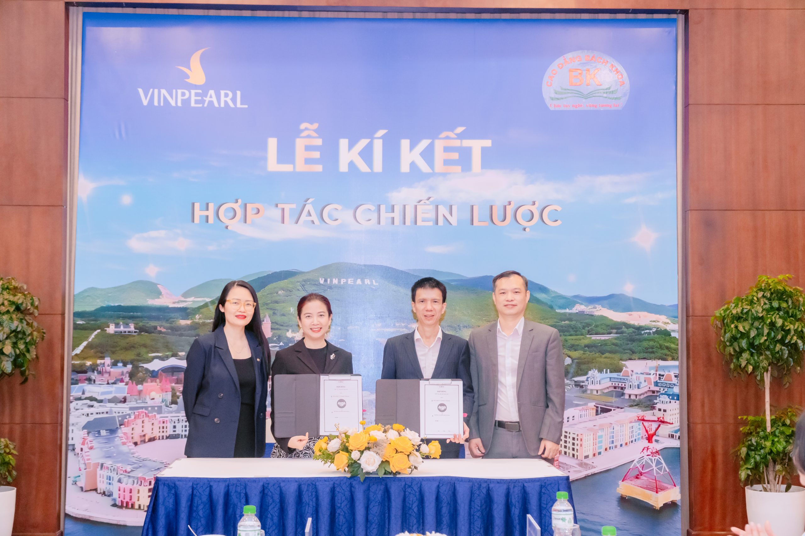 Đại diện trường Cao đẳng Bách khoa và Công ty Cổ phần Vinpearl chụp ảnh kỷ niệm