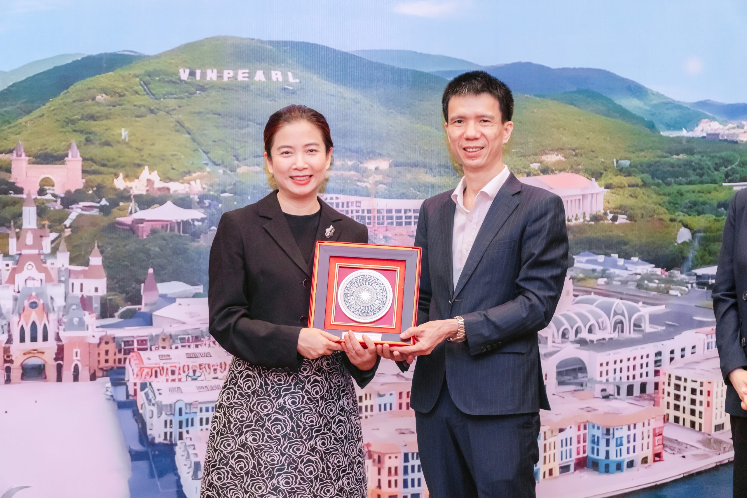 Đại diện nhà trường tặng quà tri ân doanh nghiệp Đại diện nhà trường tặng quà tri ân doanh nghiệp