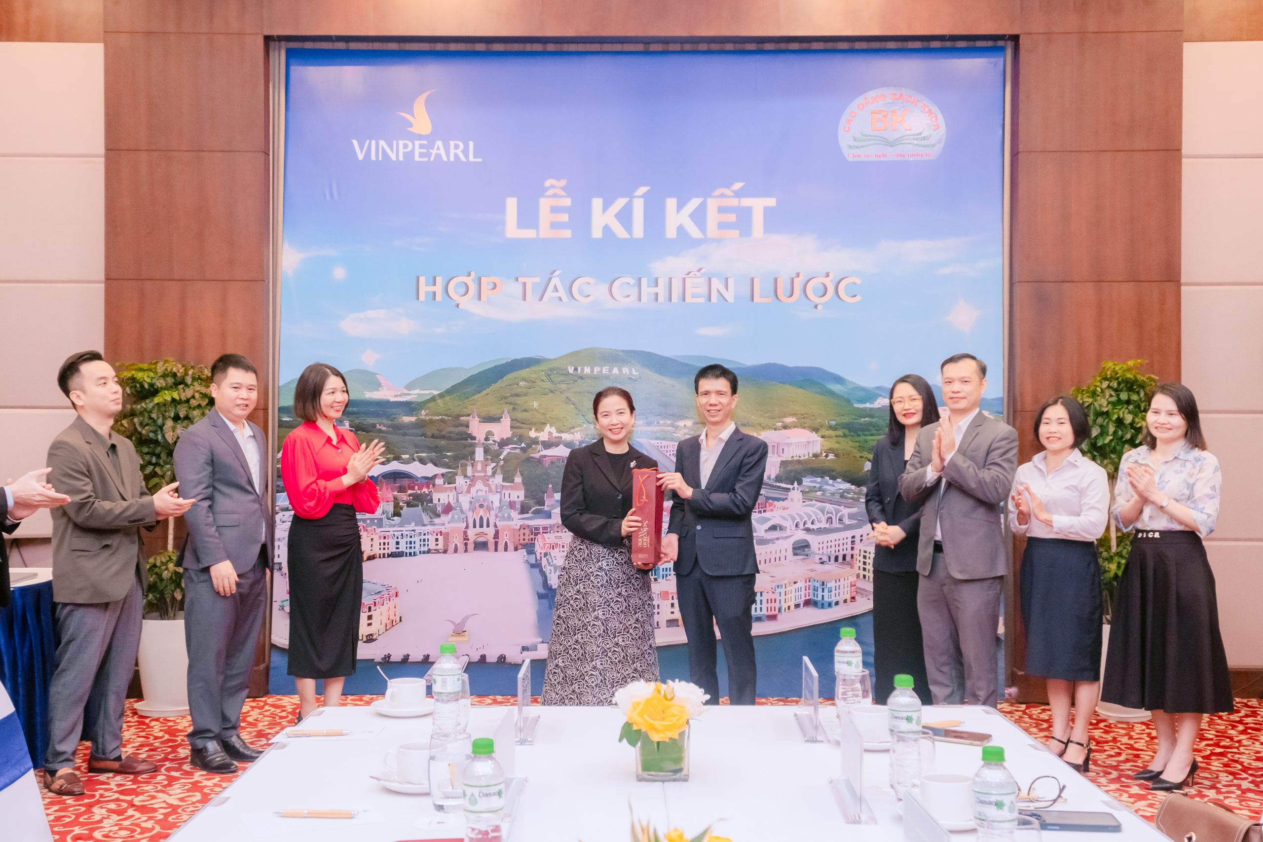 Doanh nghiệp tặng quà tri ân tới nhà trường Doanh nghiệp tặng quà tri ân tới nhà trường