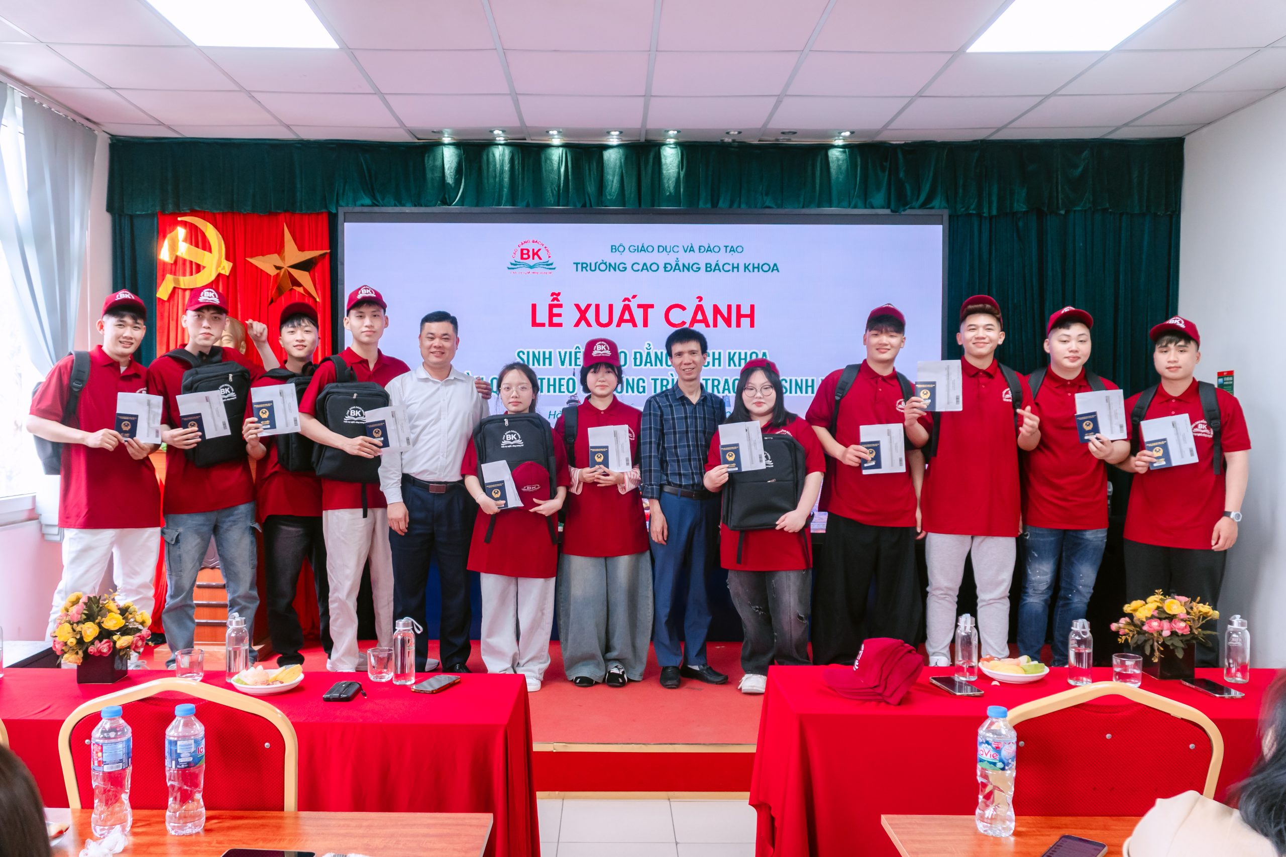 Thầy cô và sinh viên chụp ảnh kỷ niệm tại buổi gặp mặt trước khi lên đường