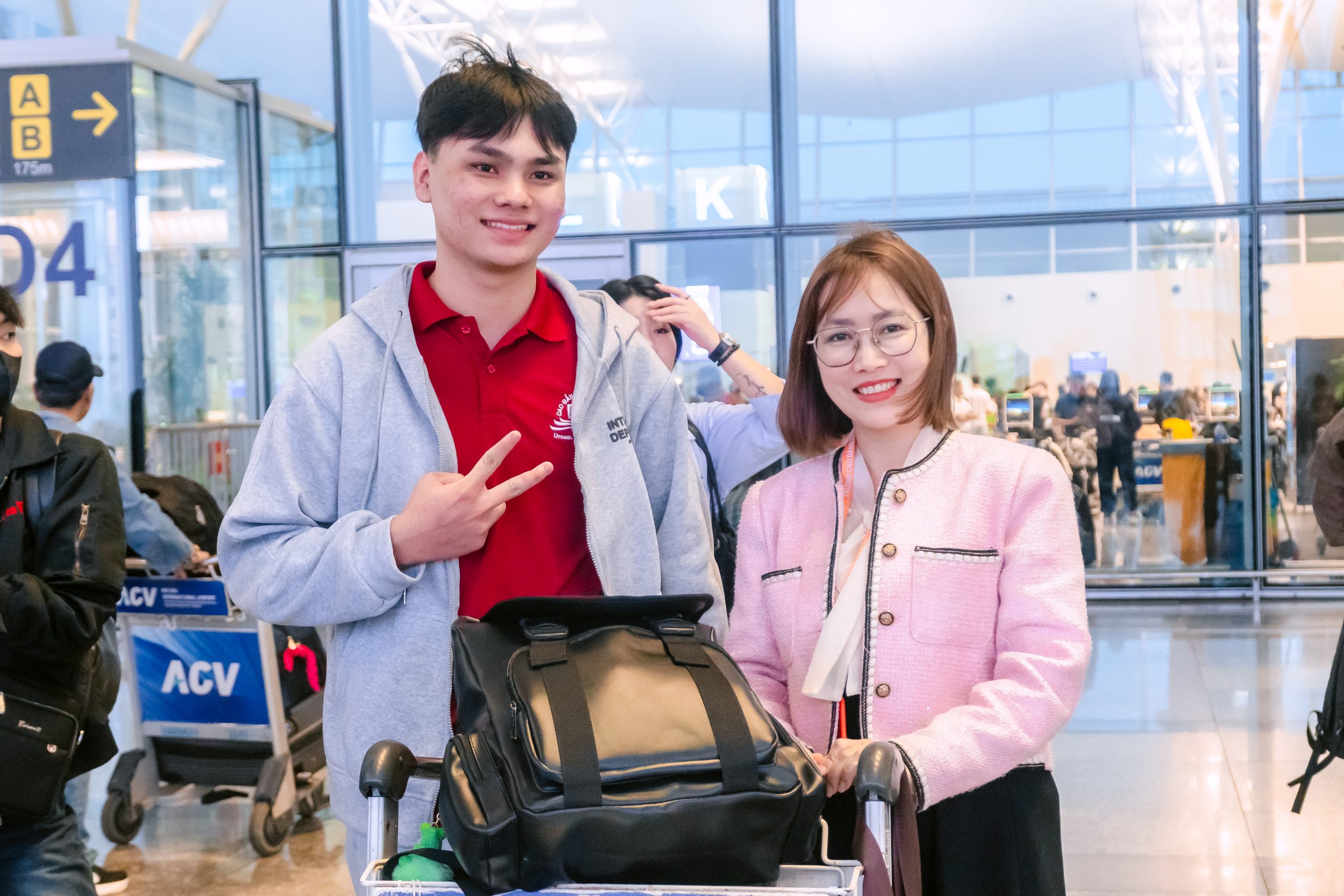 Thầy cô đồng hành cùng sinh viên trước giờ xuất phát