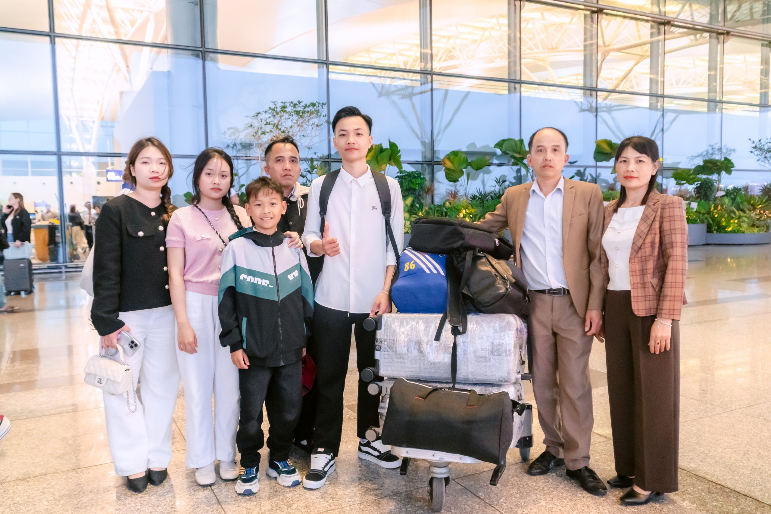 Sinh viên cùng gia đình chụp ảnh kỷ niệm tại sân bay
