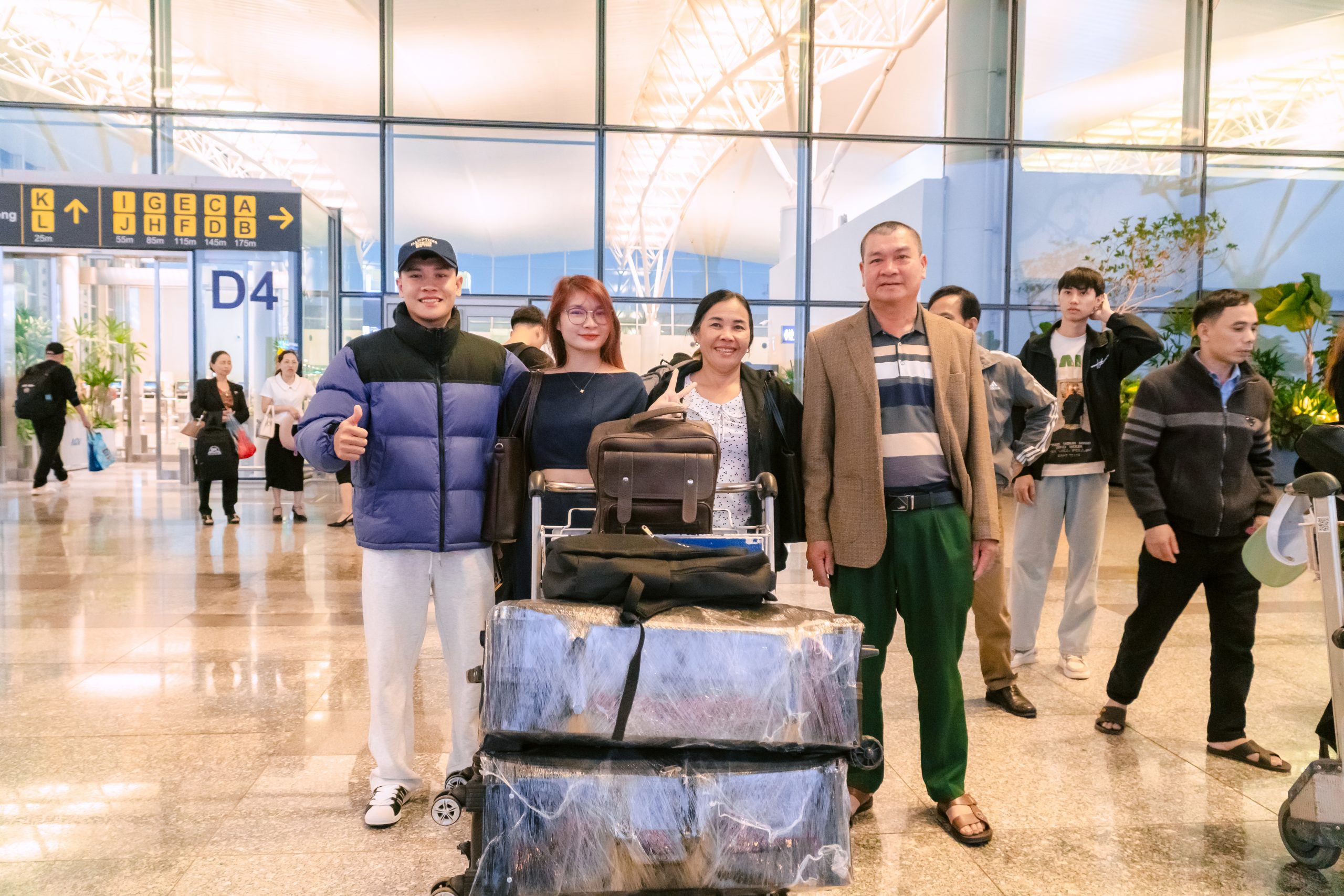 Lưu lại hình ảnh bên người thân trước khi lên máy bay