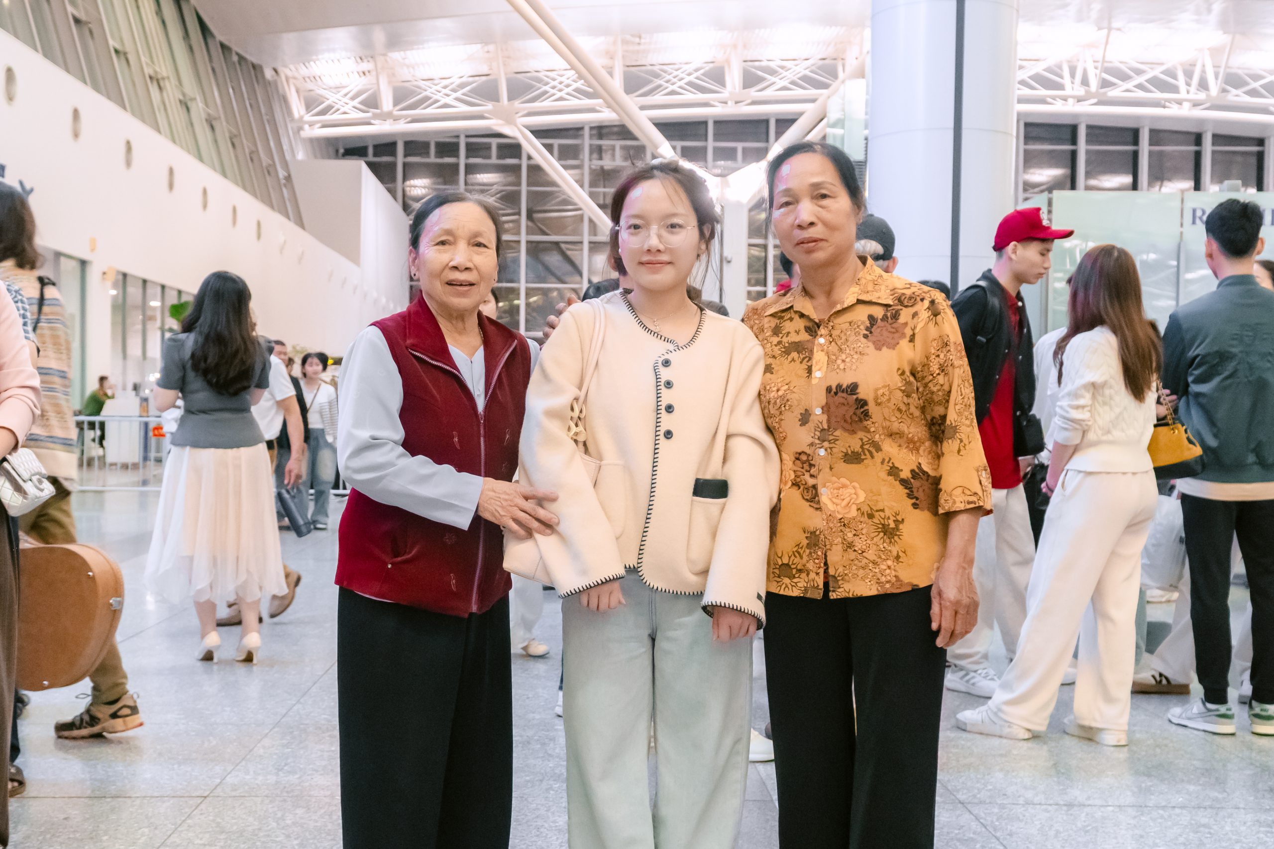 Sinh viên cùng bà lưu lại khoảnh khắc ý nghĩa