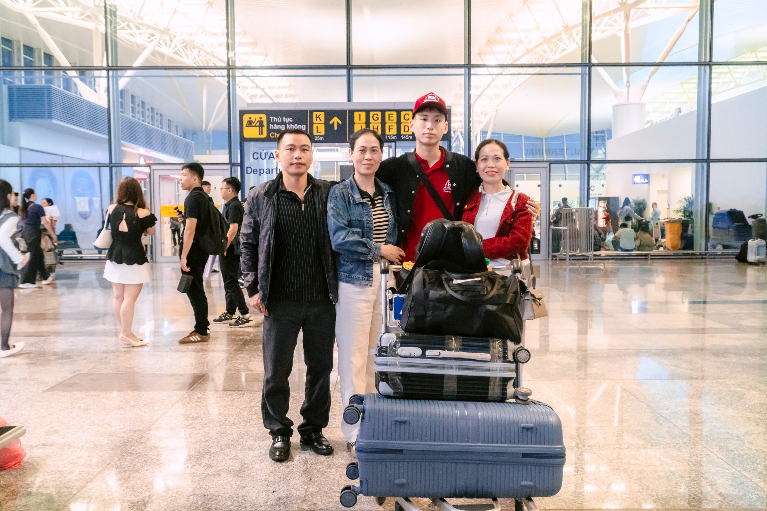 Cái ôm ấm áp cùng người thân trước khi lên đường