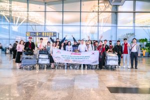 Toàn thể thầy cô, gia đình và sinh viên chụp ảnh kỷ niệm tại sân bay quốc tế Nội Bài