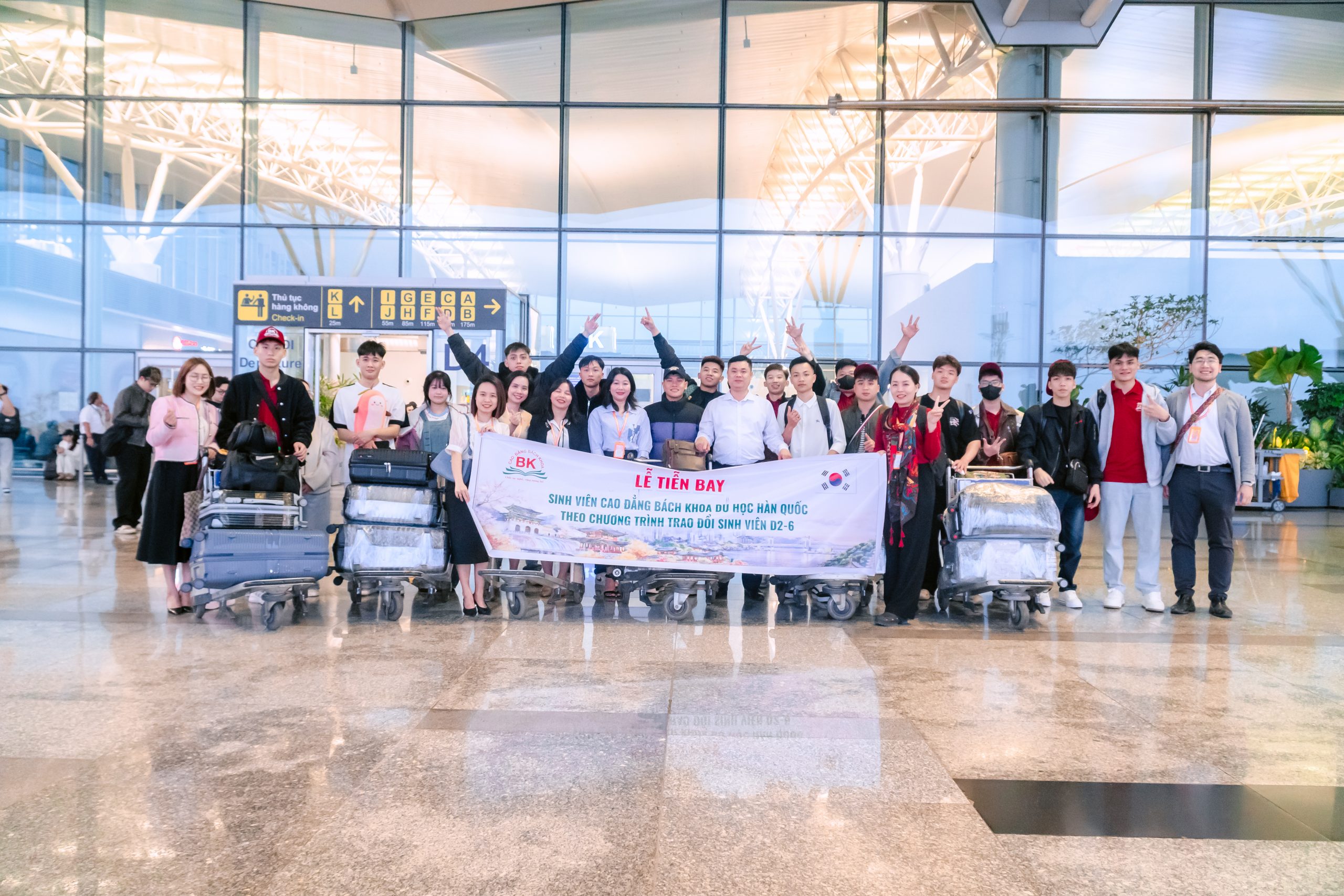 Toàn thể thầy cô, gia đình và sinh viên chụp ảnh kỷ niệm tại sân bay quốc tế Nội Bài