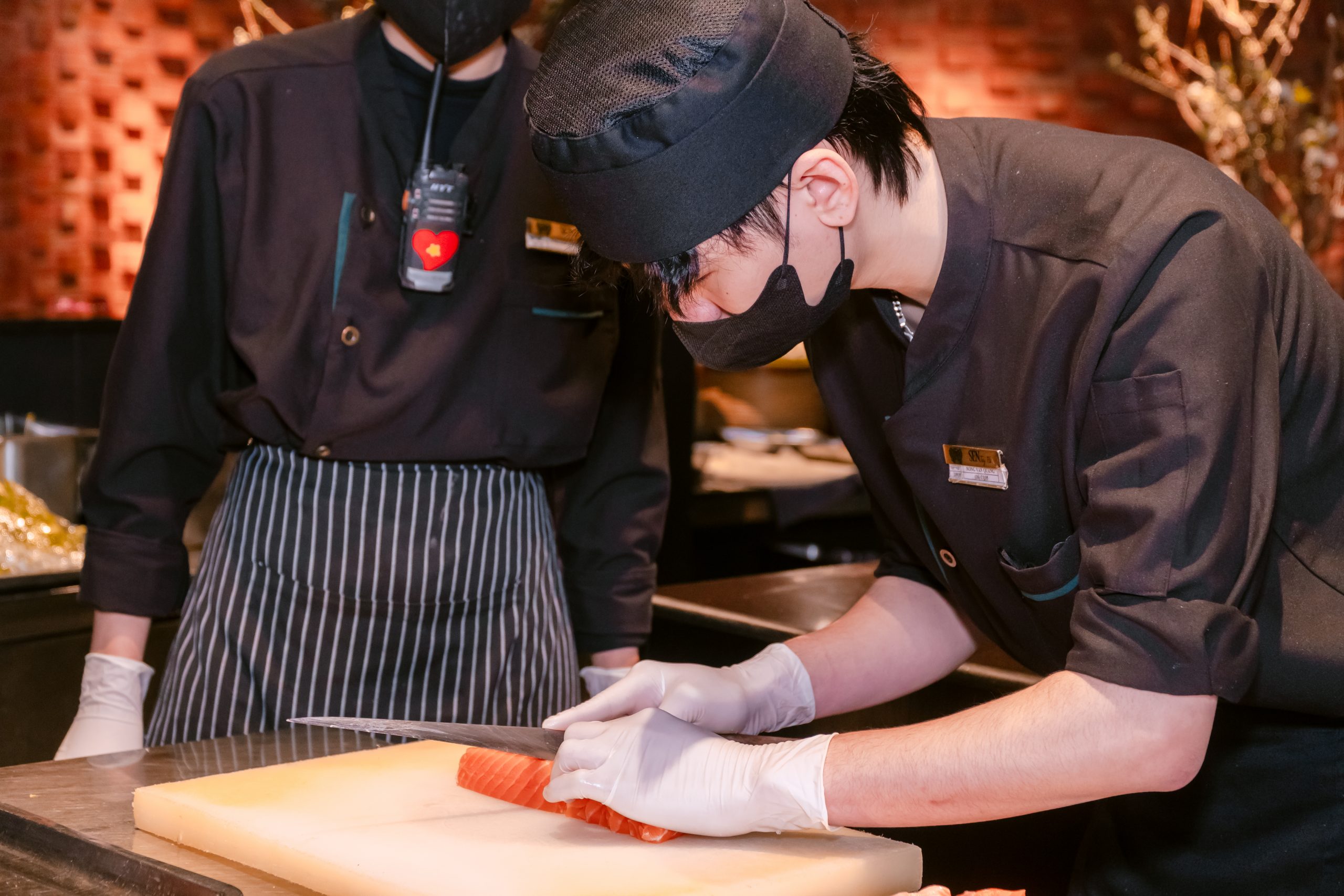 Sinh viên Cao đẳng Bách Khoa trực tiếp tham gia sơ chế tại khu vực bếp (khu vực đồ Sushi và Sashimi)