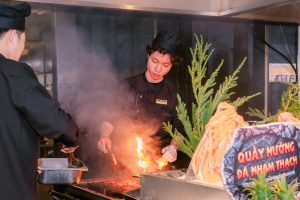 Sinh viên chế biến dưới sự hướng dẫn của đầu bếp giàu chuyên môn (khu vực đồ BBQ)