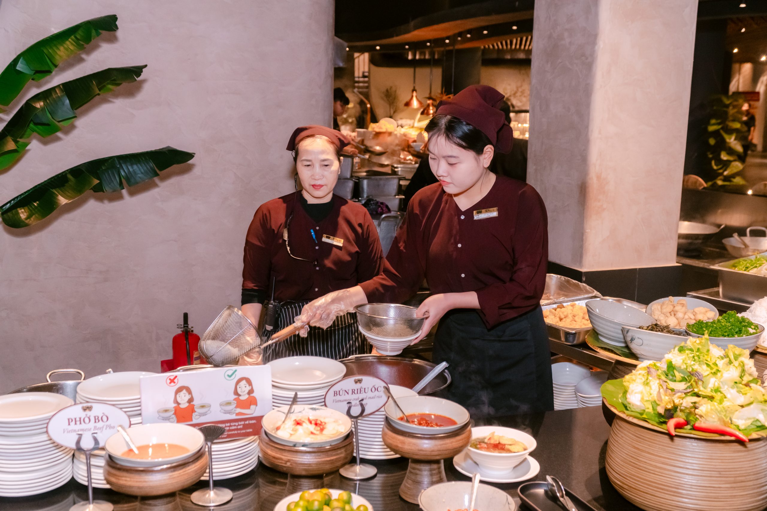 Sinh viên thành thạo quy trình phục vụ sau khi được hướng dẫn bởi những đầu bếp giàu chuyên môn (khu vực đồ miền Tây)