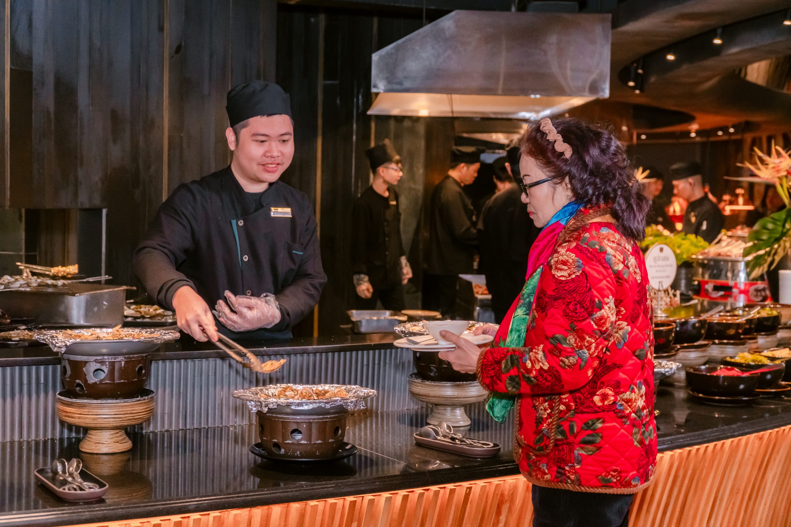 Sinh viên tham gia phục vụ khách tại khu vực buffet