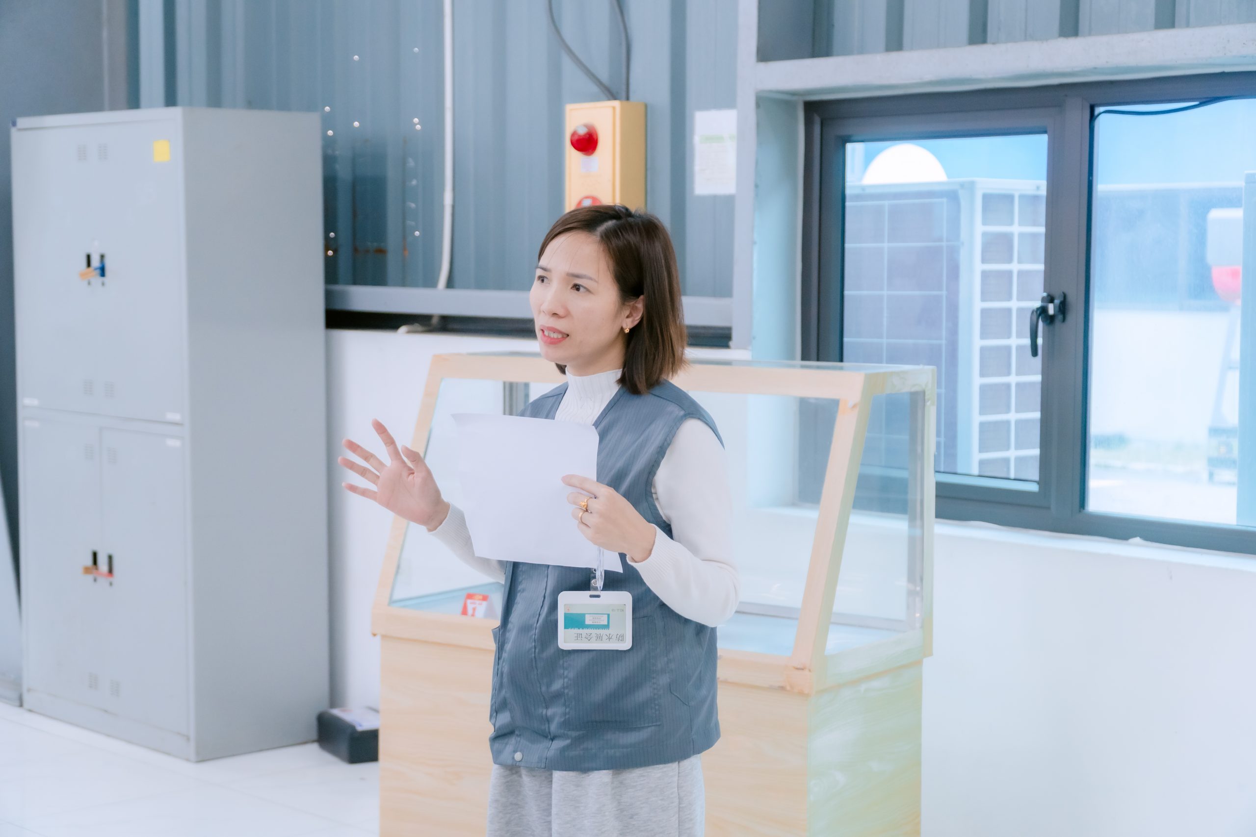 Cô giáo trao đổi cùng sinh viên thực tập tại Công ty TNHH Vietnam Buwon