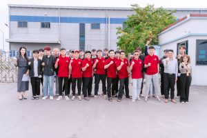 Đại diện Trường Cao đẳng Bách Khoa và đại diện Công ty TNHH Vietnam Buwon chụp ảnh lưu niệm cùng sinh viên