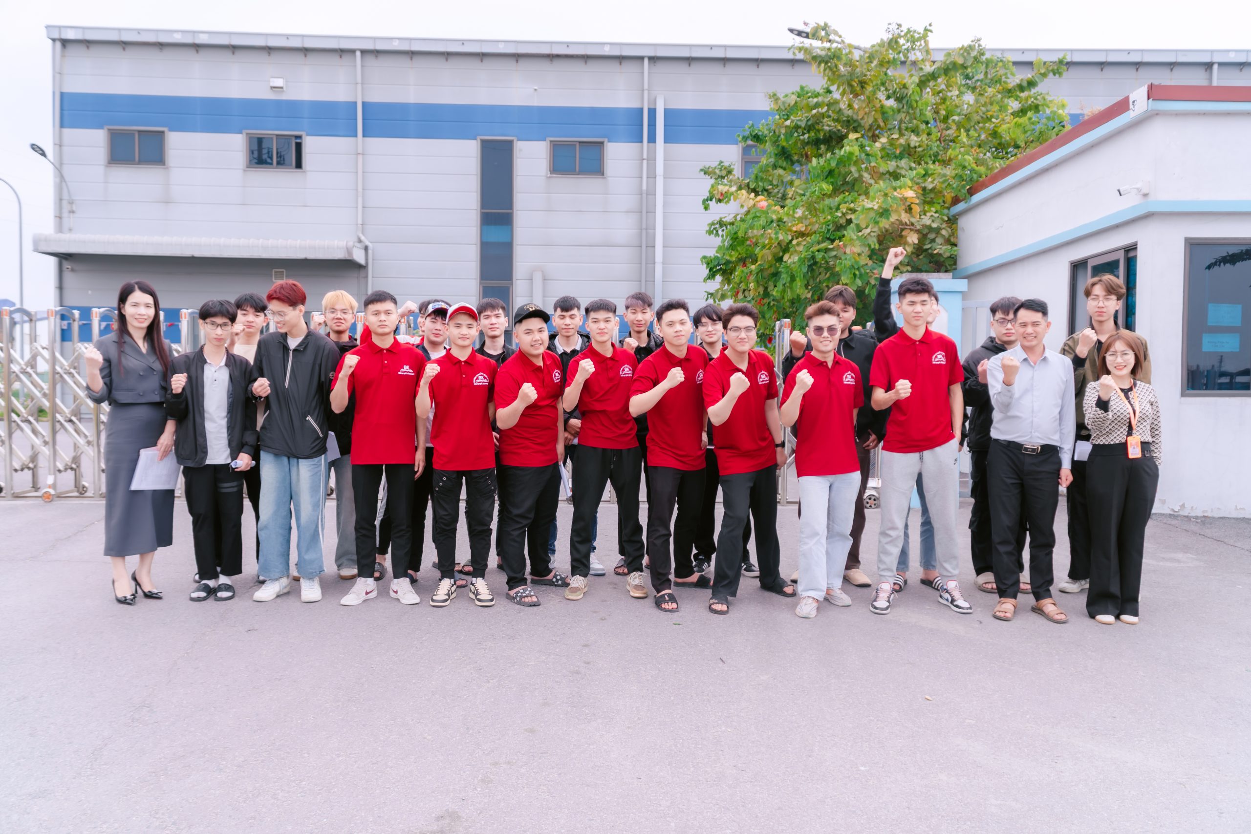 Đại diện Trường Cao đẳng Bách Khoa và đại diện Công ty TNHH Vietnam Buwon chụp ảnh lưu niệm cùng sinh viên