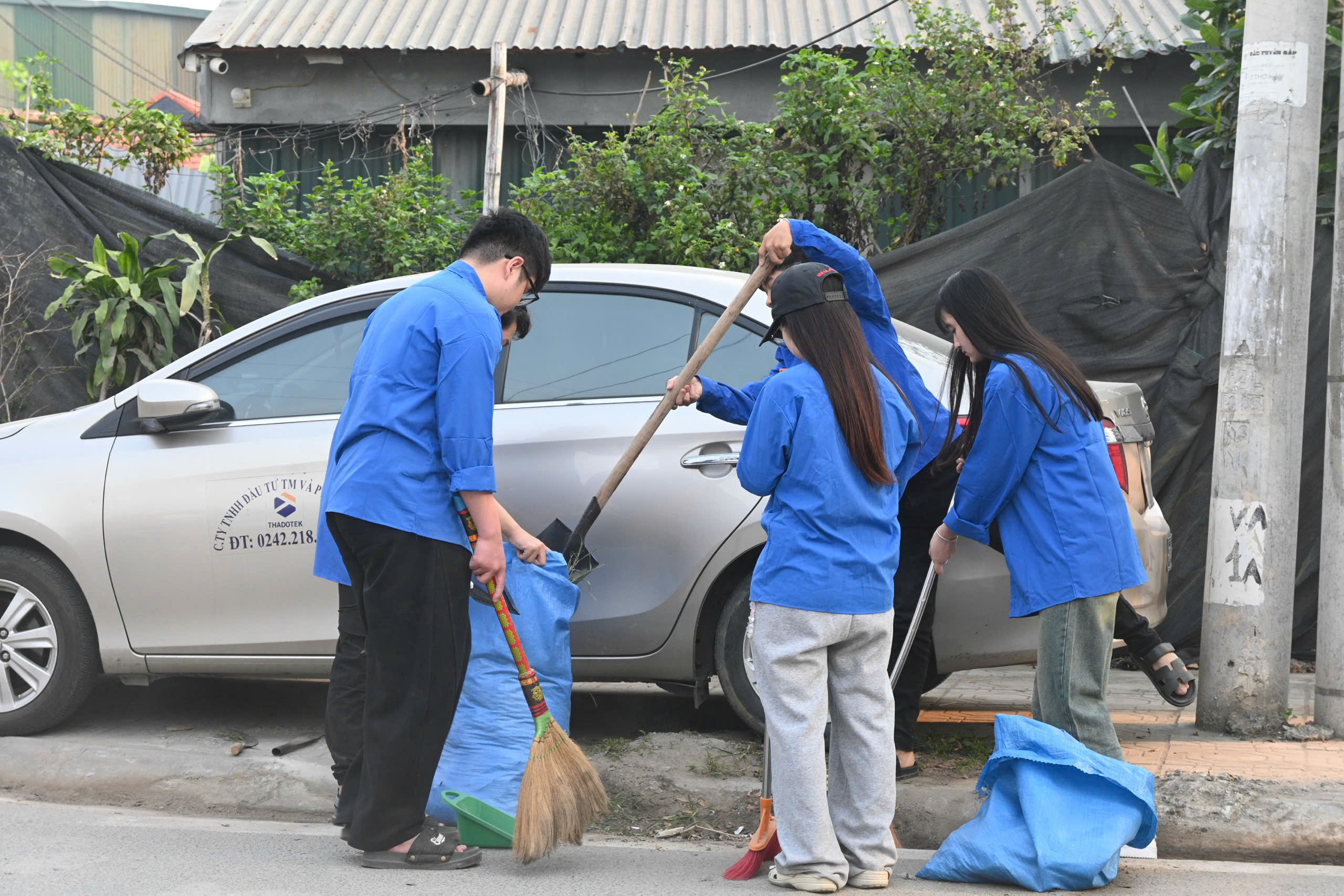 Các bạn sinh viên tích cực quét dọn rác thải trên cung đường Kim Chung Các bạn sinh viên tích cực quét dọn rác thải trên cung đường Kim Chung
